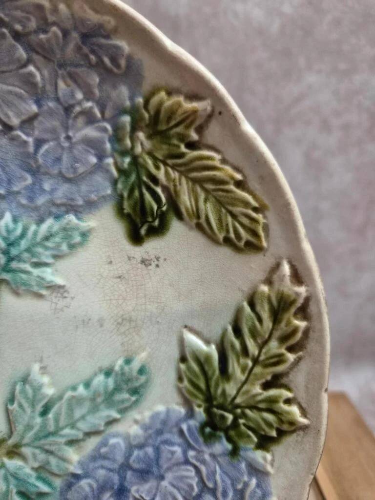 Antique majolica plate – Raised decoration of mauve hydrangeas – Art Nouveau