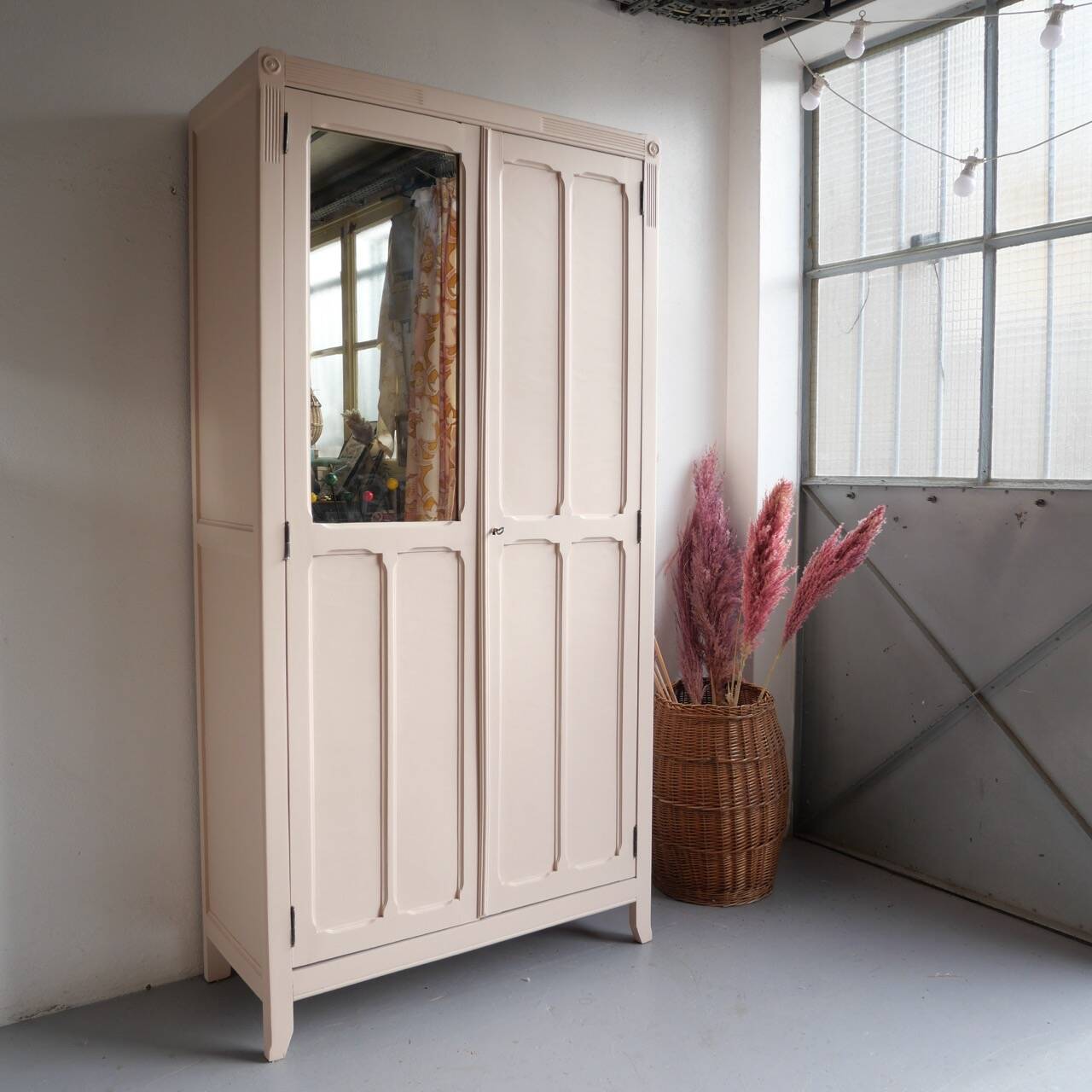 Armoire parisienne rose poudrée