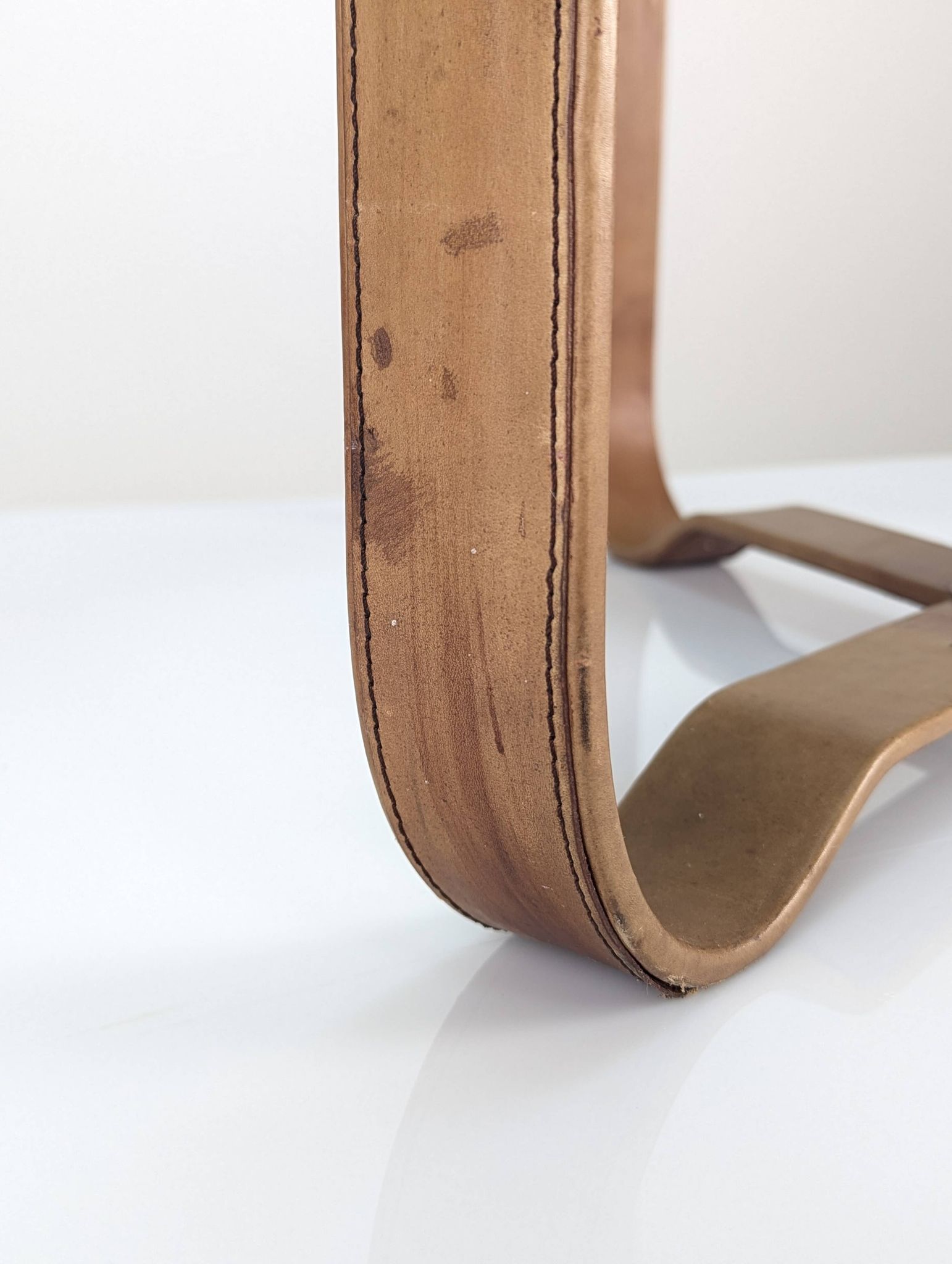 Table basse en laiton et cuir surpiqué