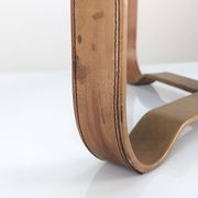 Table basse en laiton et cuir surpiqué