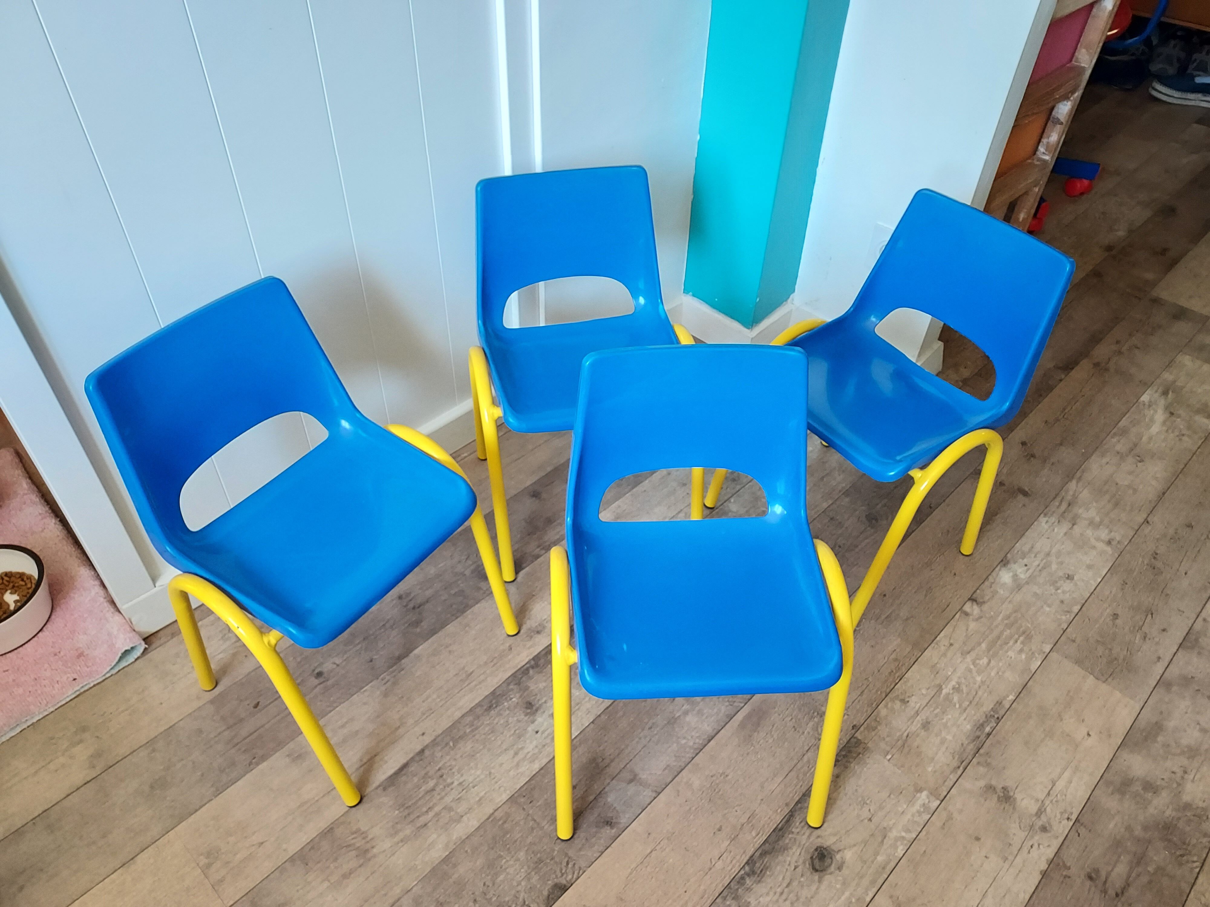 4 chaises coque école