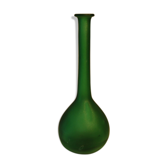 Vase transparent green color doilies