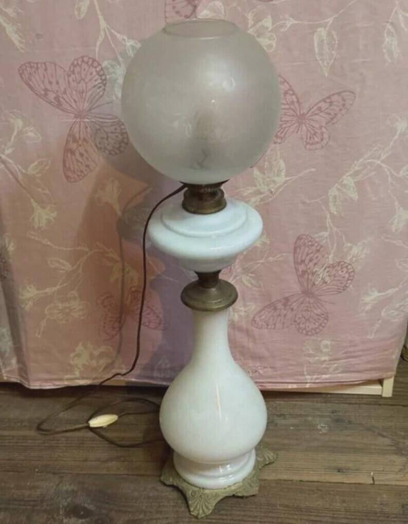 Napoleon III style salon lamp in white opaline with engraved globe – 19th / early 20th century