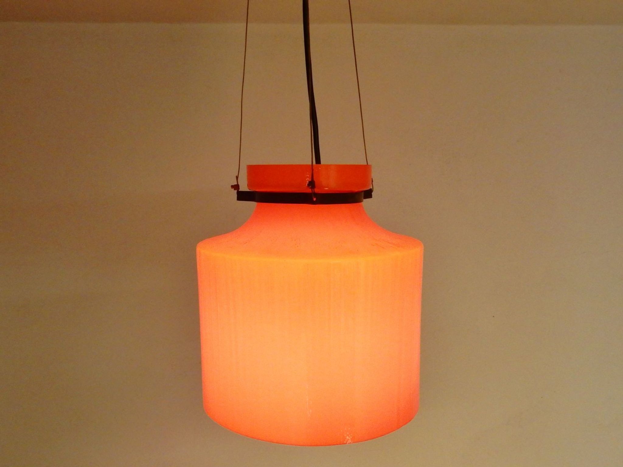 Suspension structure ondulée en verre orange 1970s
