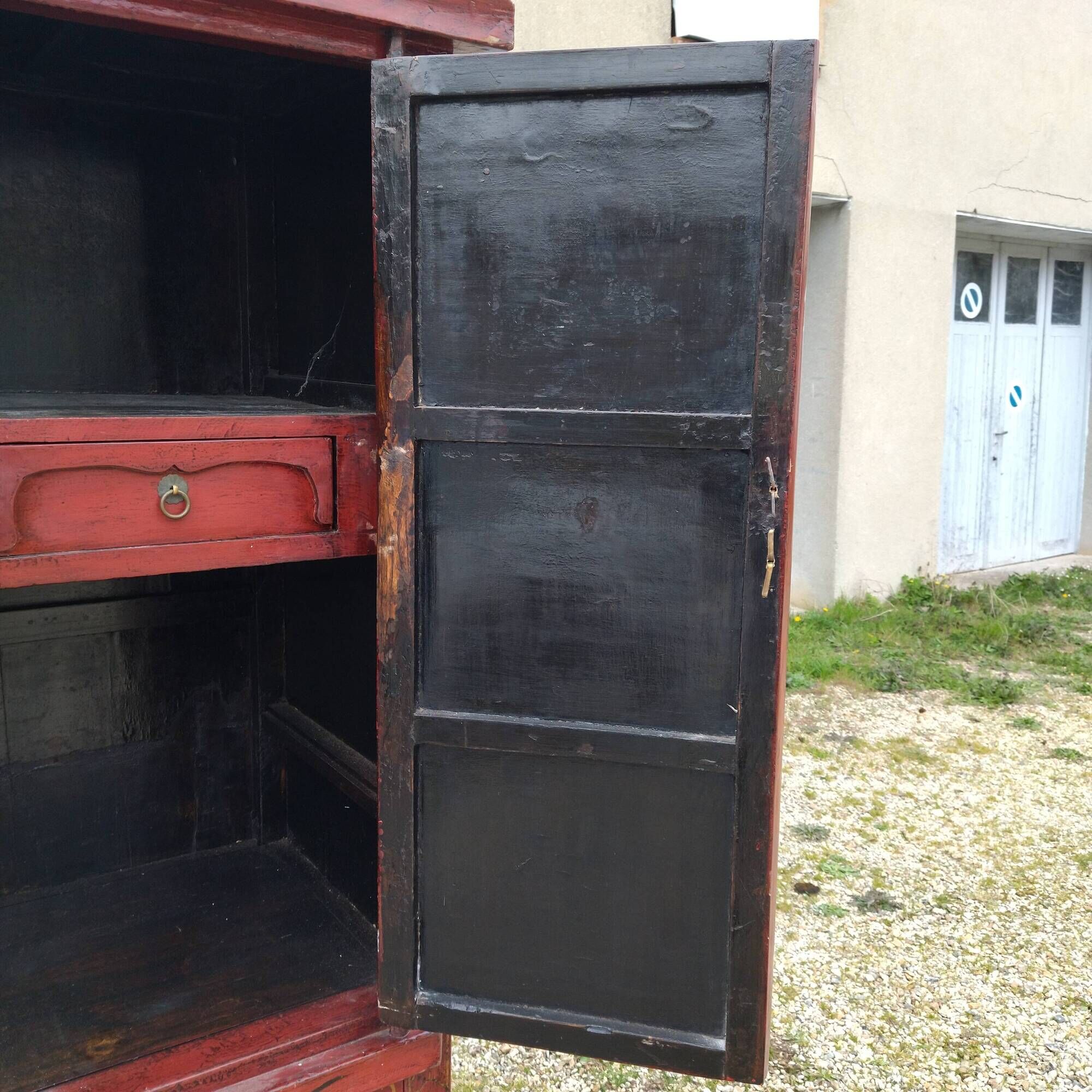 Lacquered cabinet China 50