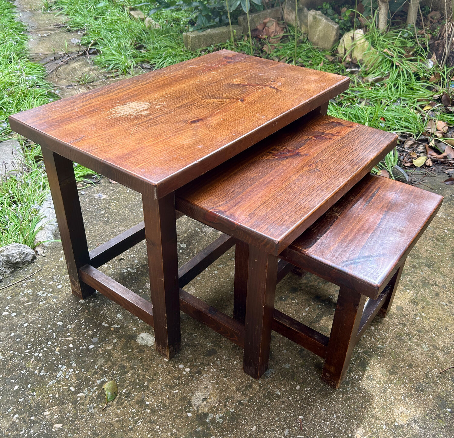 Set of 3 nesting coffee tables in oak.