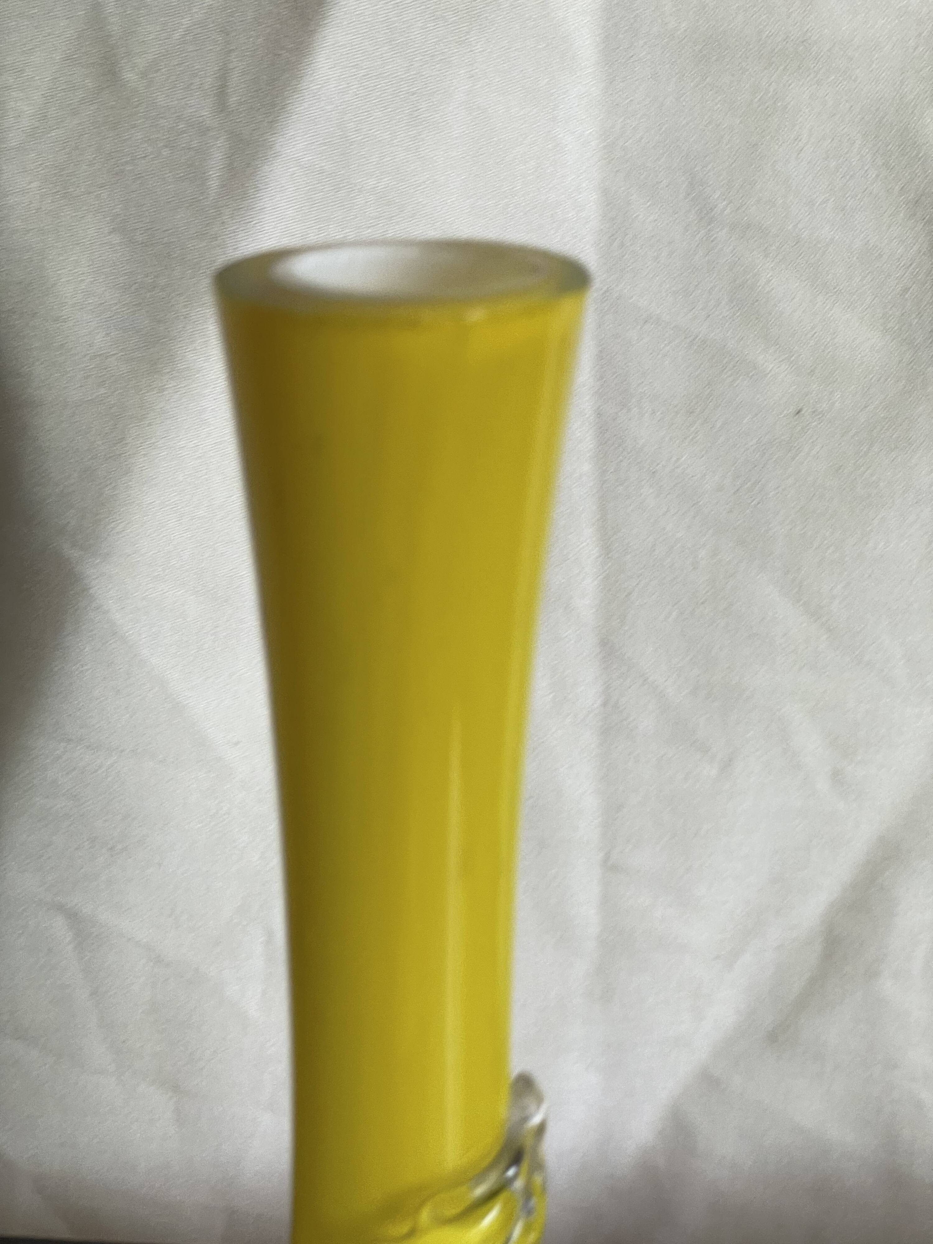 Soliflore jaune avec décor feuille en verre transparent