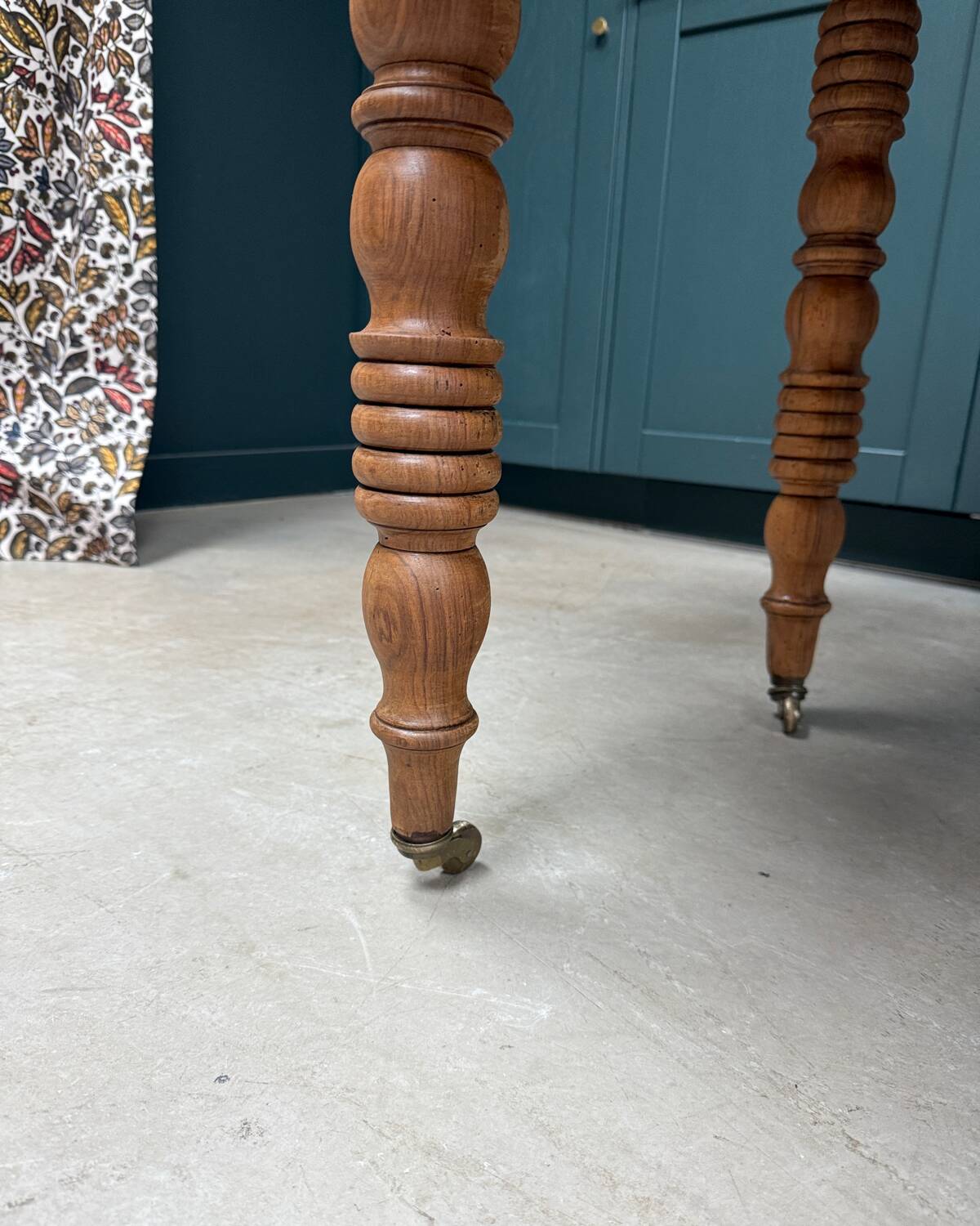 Extendable round table with turned legs (renovated)