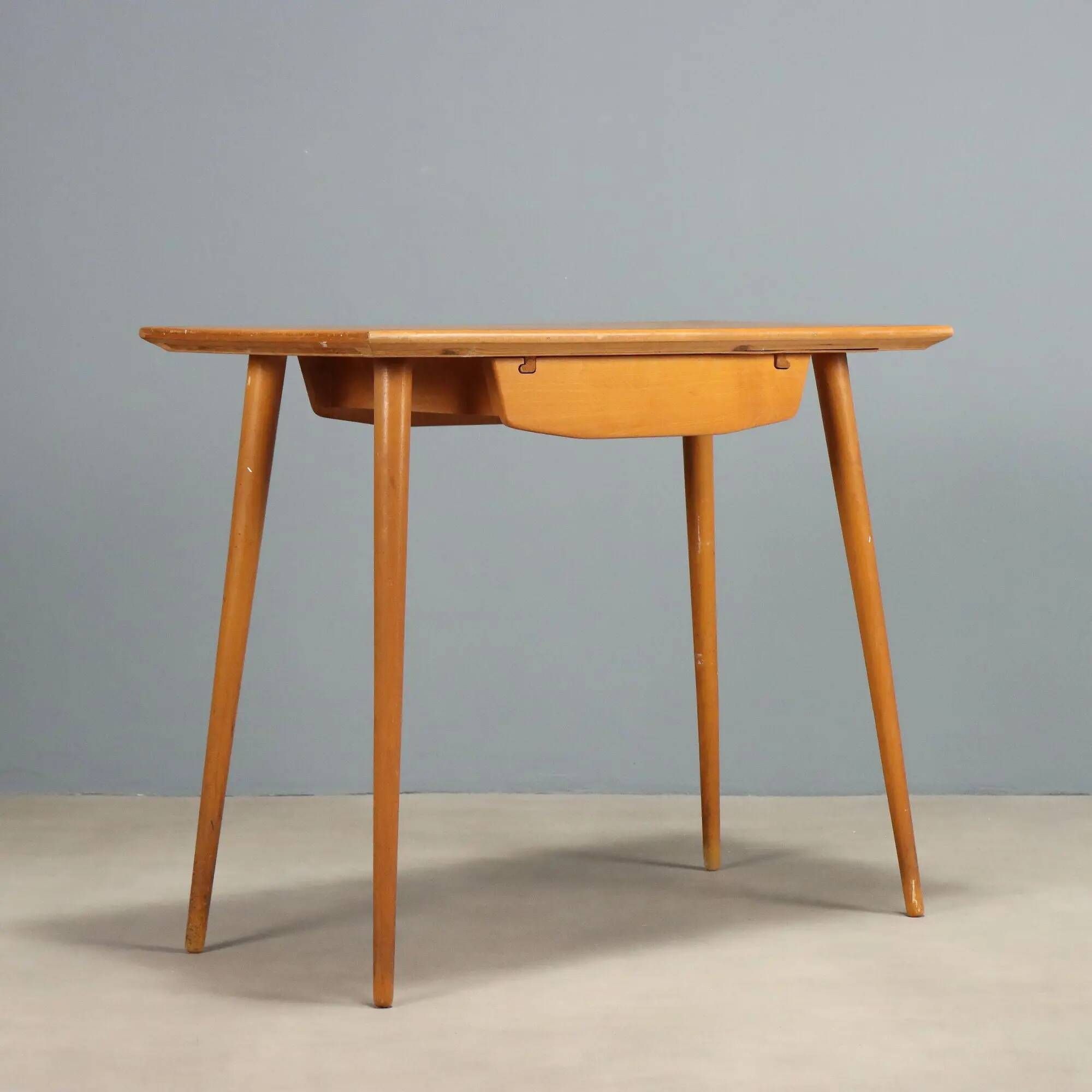 Vintage writing desk in beech with drawer, Italian design from the 1950s.