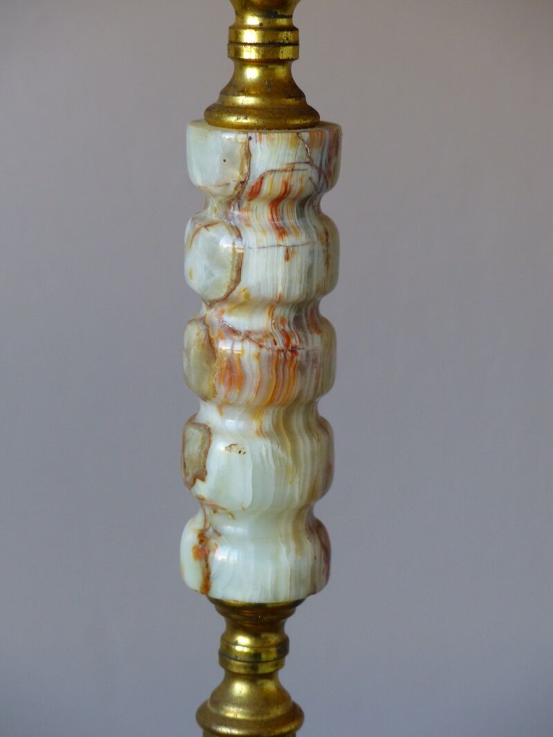 Lamppost in veined onyx and brass metal of the 1960s