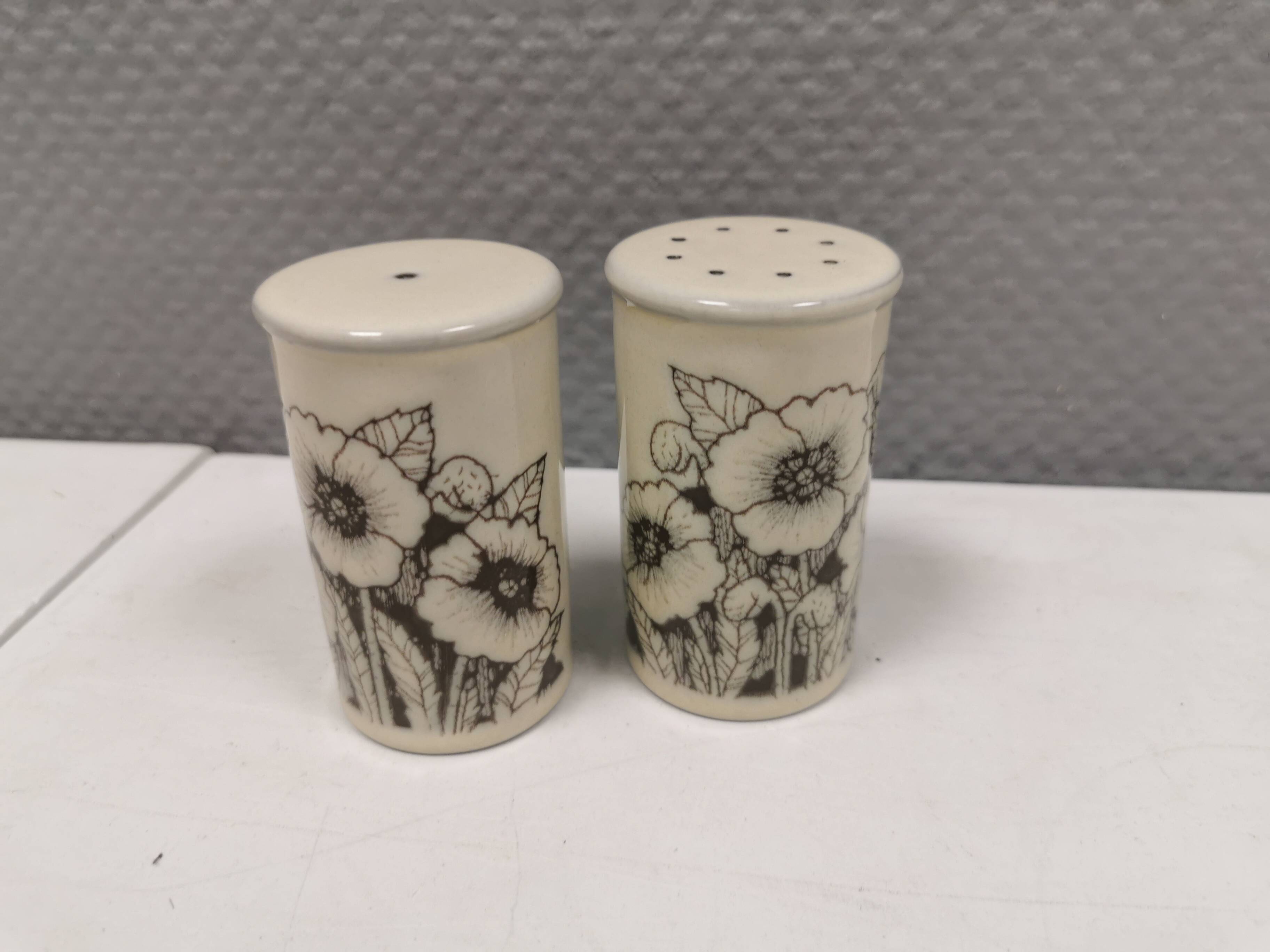 Beautiful salt and pepper set in porcelain from English Hornsea