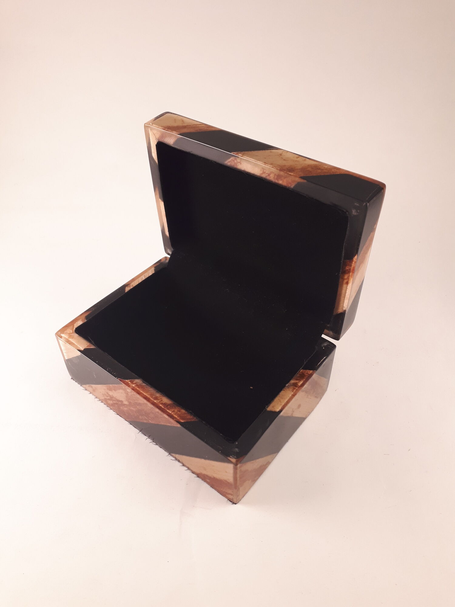 Box with black striped and vintage fawn 80