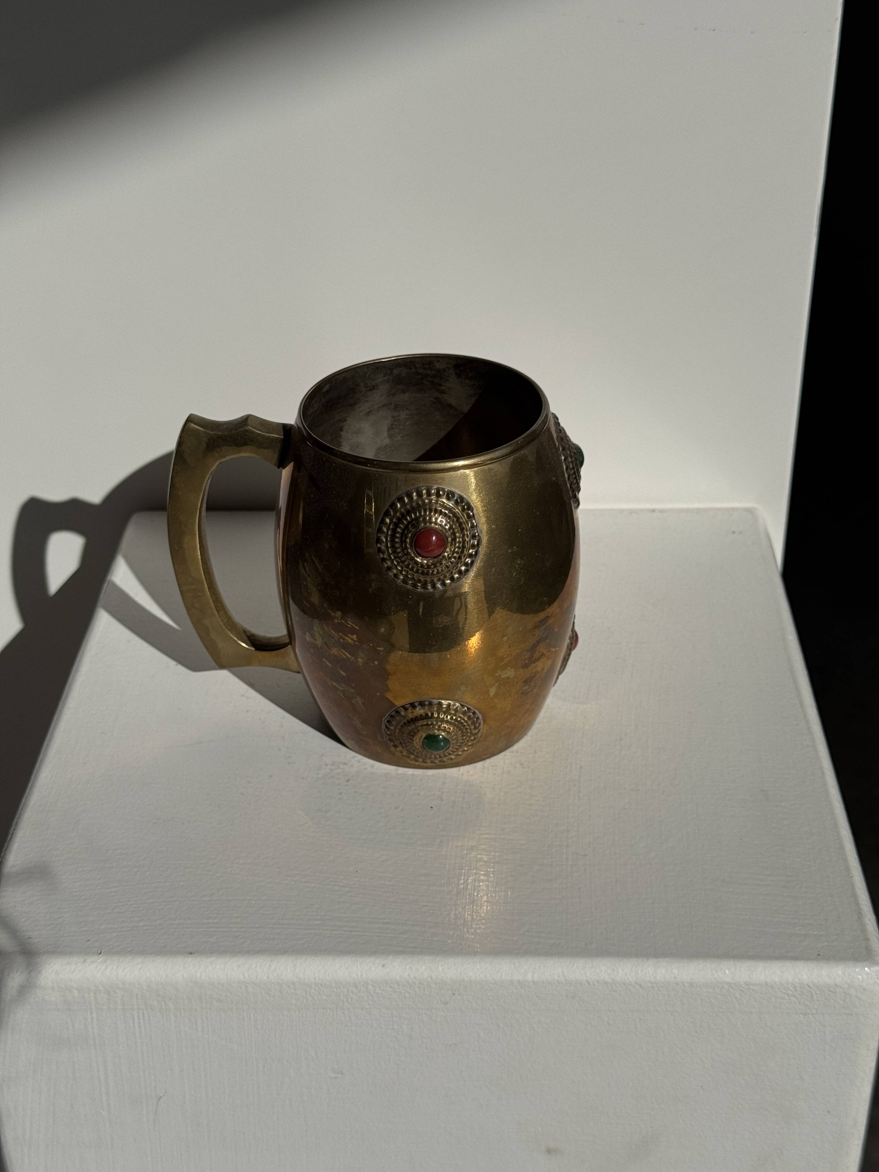 Mug en métal doré indien incrusté de pierres H11 D7