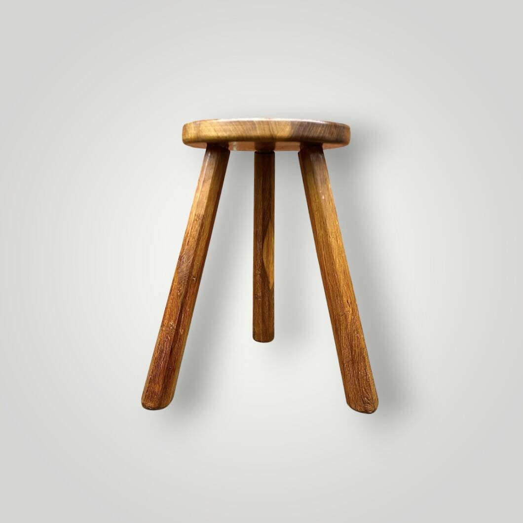Tabouret tripode brutaliste en bois massif signé Gilson –  années 50