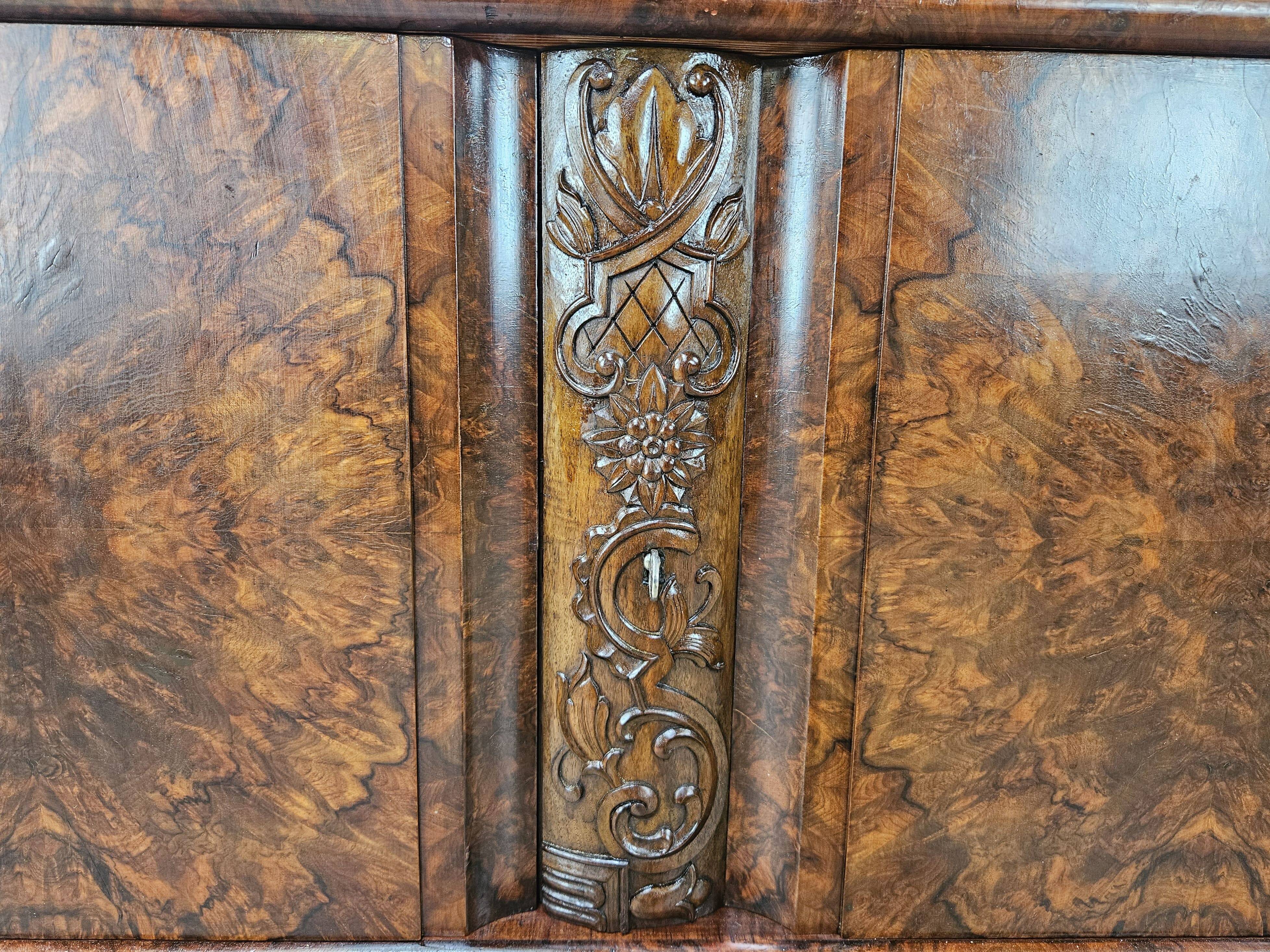 Vitrine Art Déco des années 1930 en noyer et racine de noyer