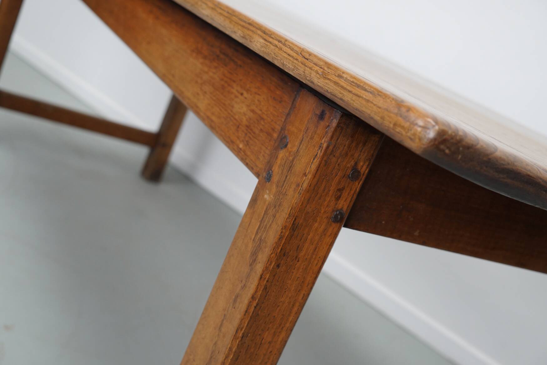 Grande table à manger rustique française du XIXe siècle en orme et chêne