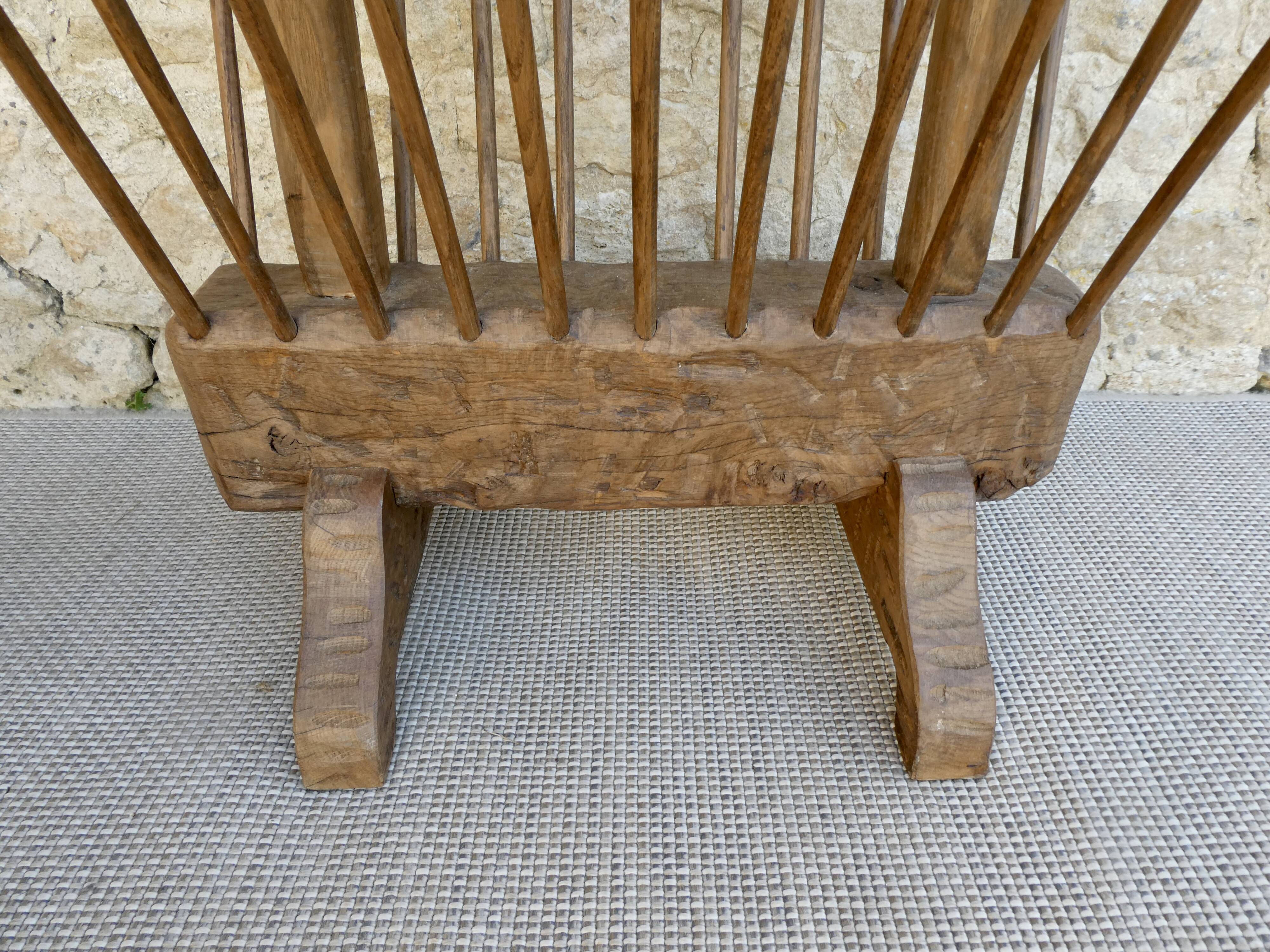 Pedestal table magazine in carved wood with gouge, mountain