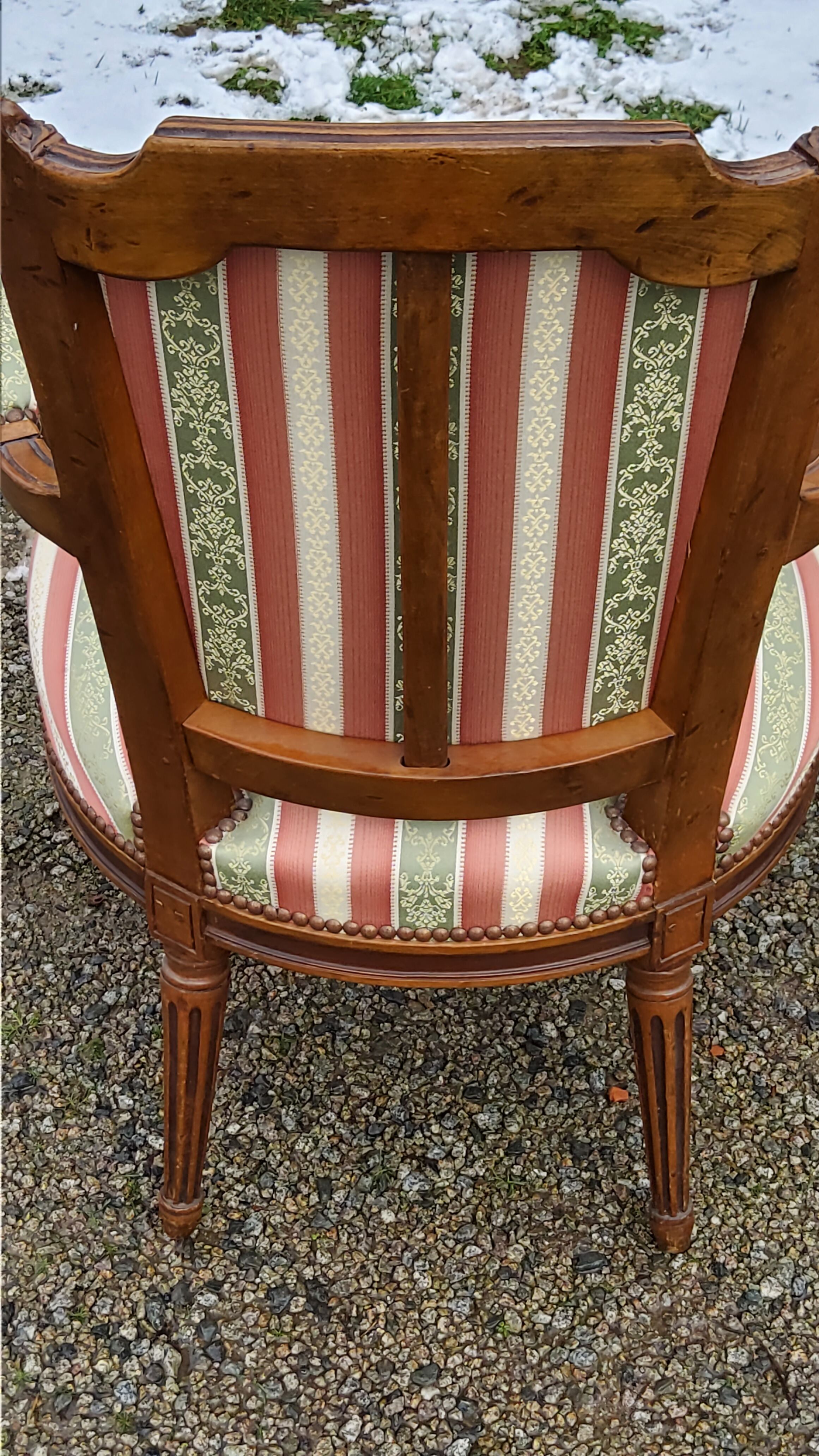 Paire de fauteuils cabriolets de style Louis XVI
