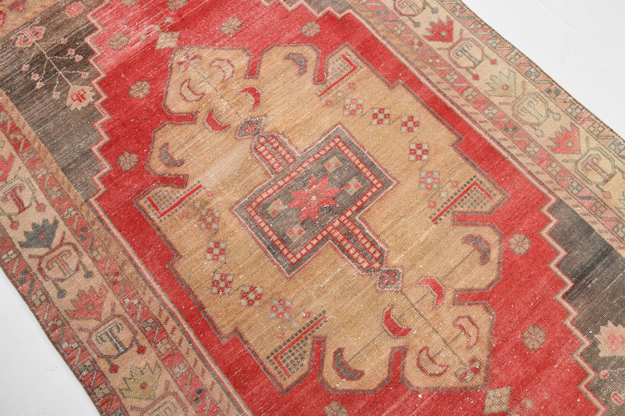 5x9 Classic & Bordered Red Vintage Rug, 146x267Cm
