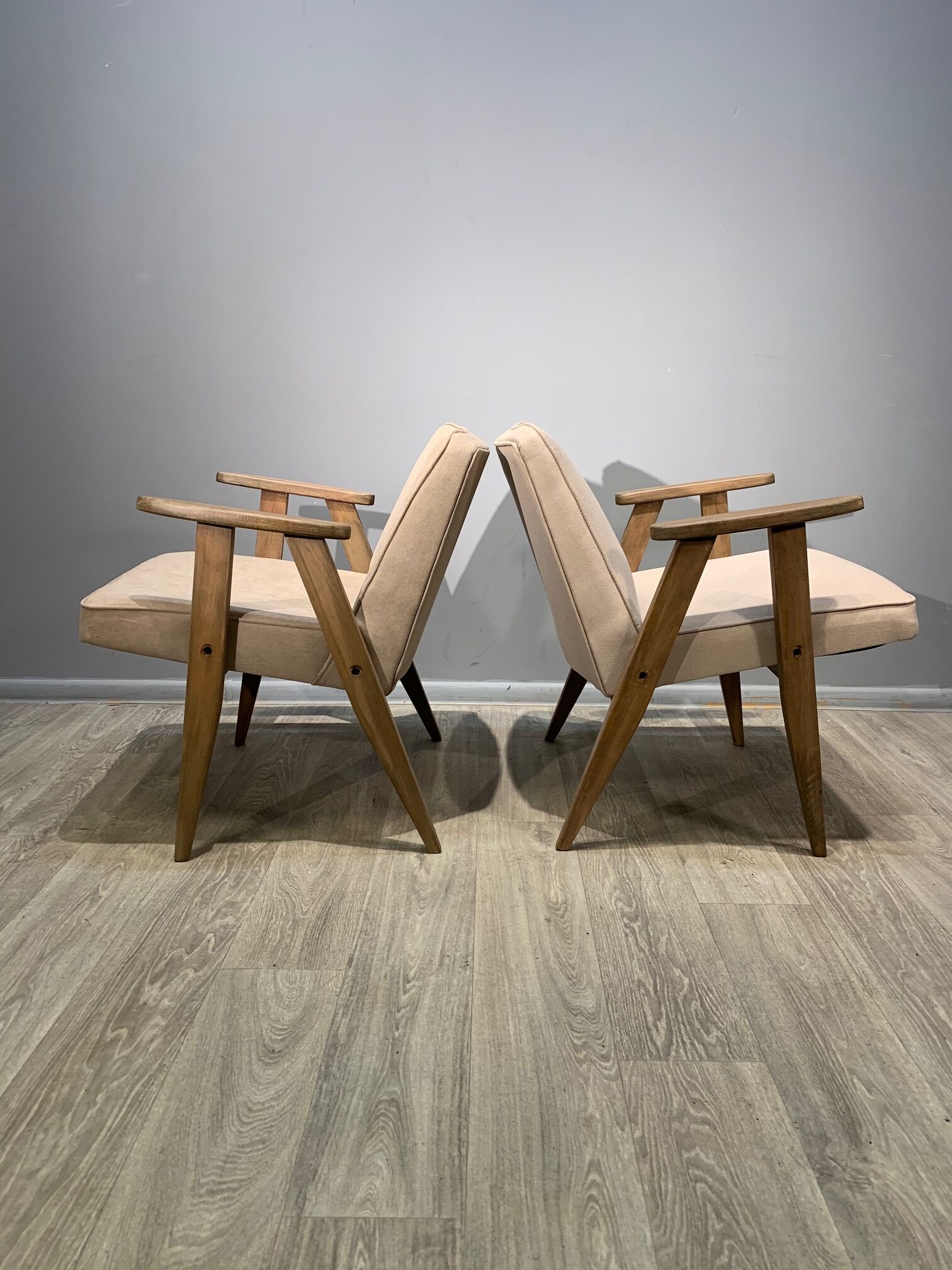 Paire de fauteuils 366, conçus par J. Chierowski