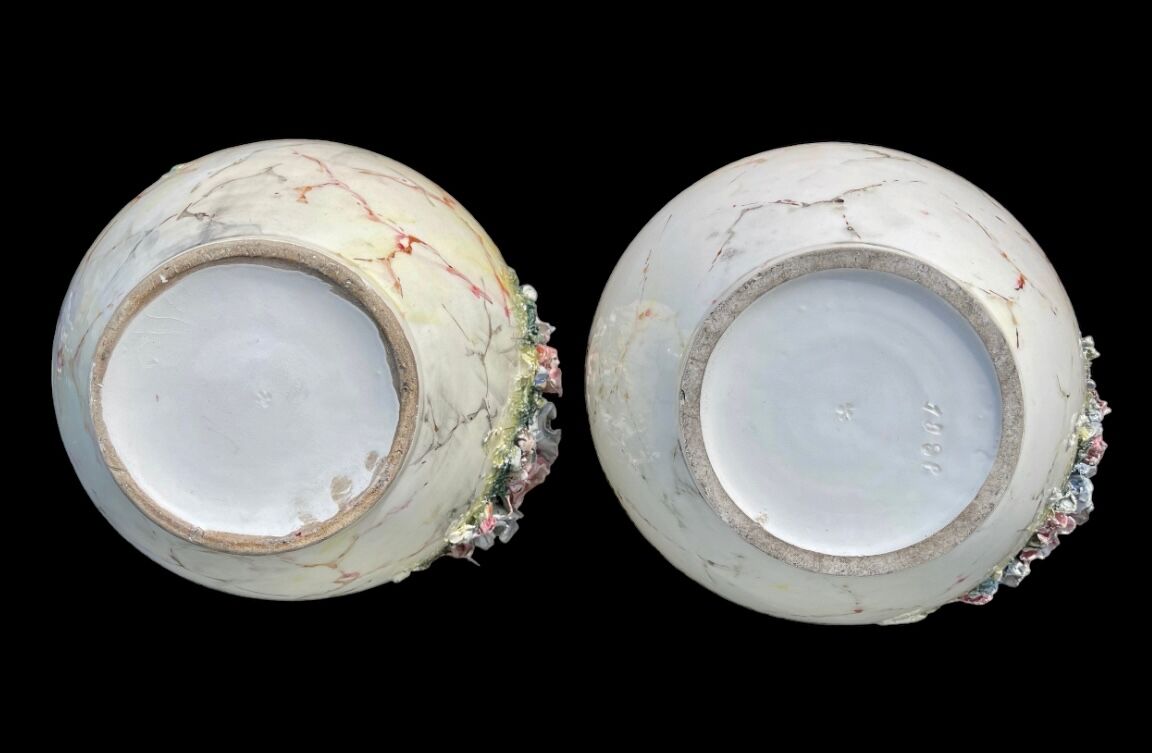 Paire de vases en barbotine