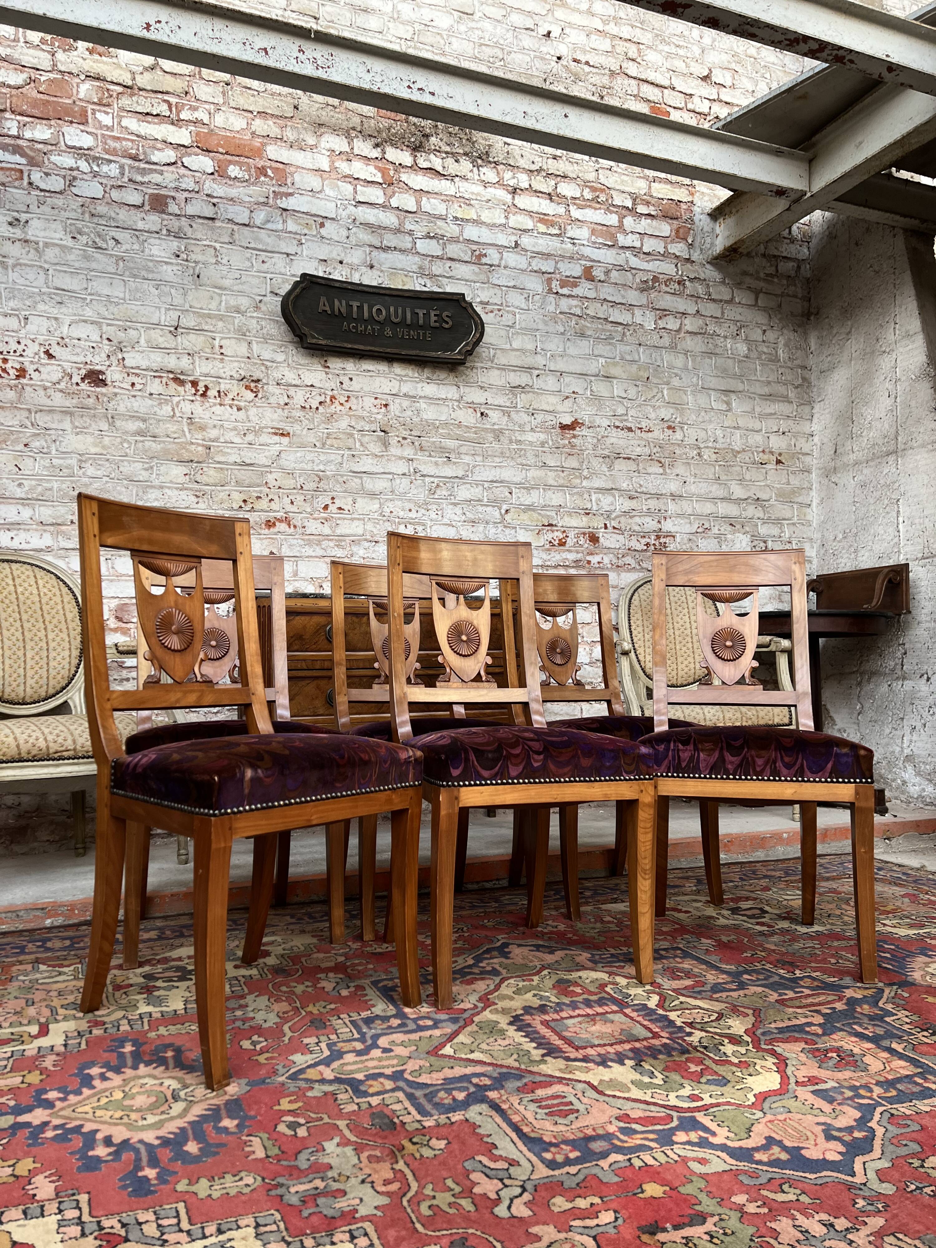 Suite de six chaises en bois naturel de style empire