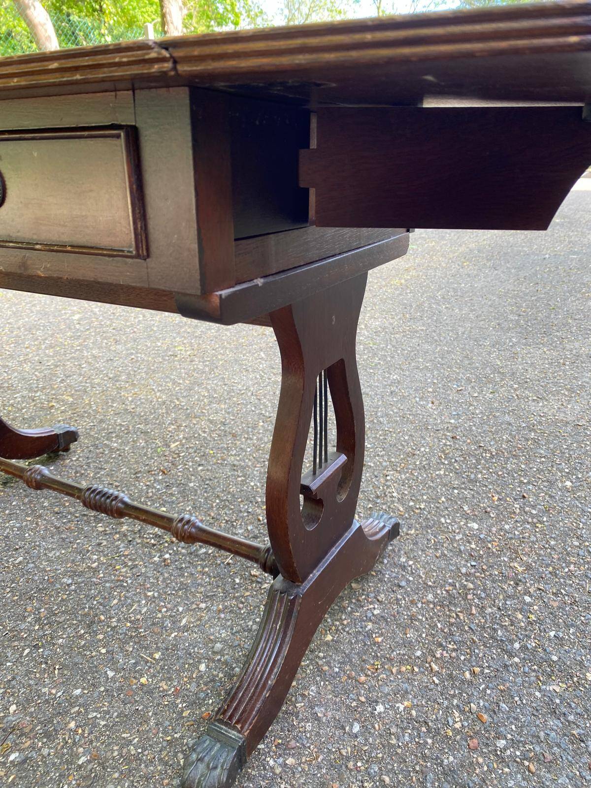Victorian English extendable coffee table made of solid mahogany and leather.