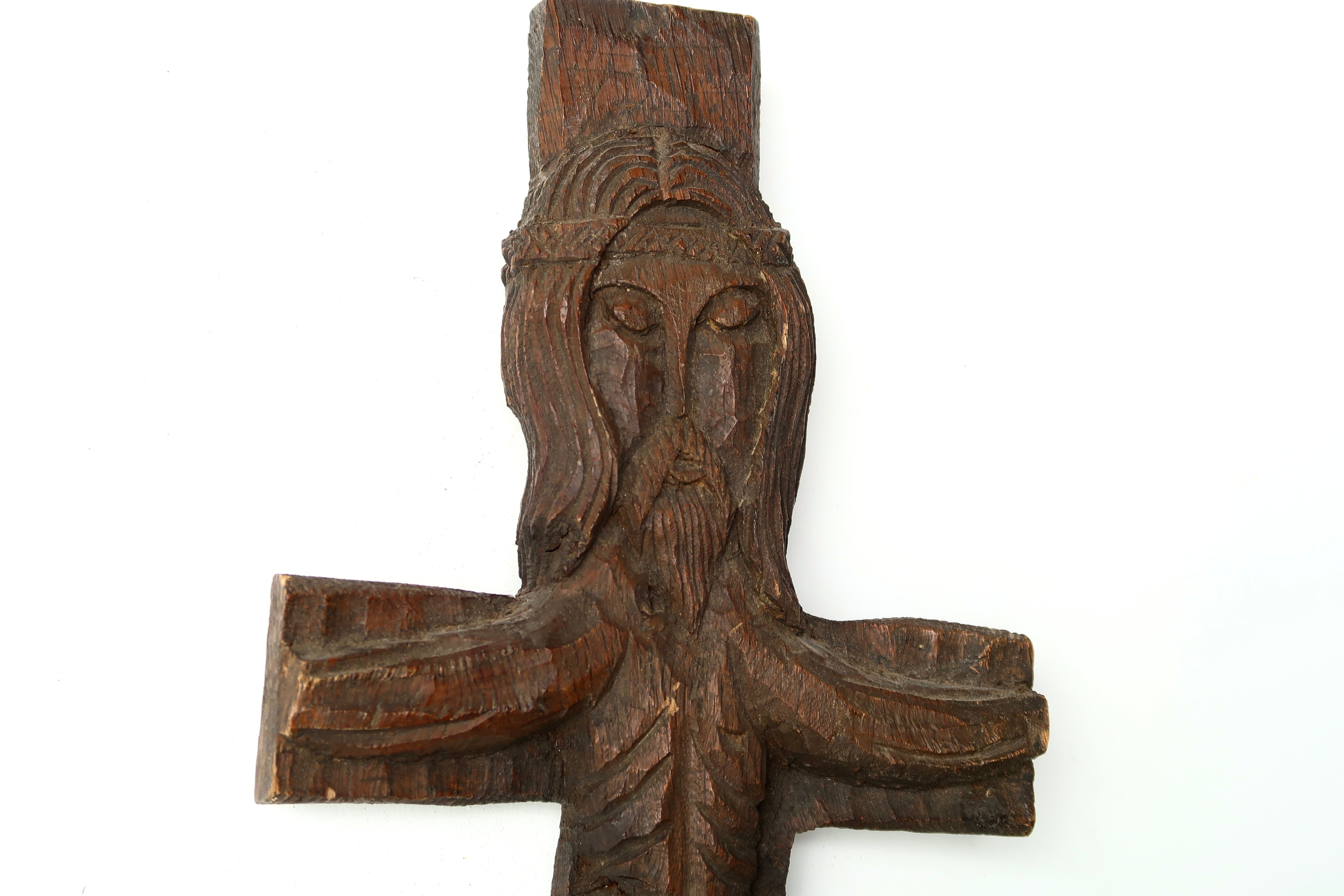 Crucifix mural art populaire sculpté dans le bois