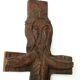 Crucifix mural art populaire sculpté dans le bois