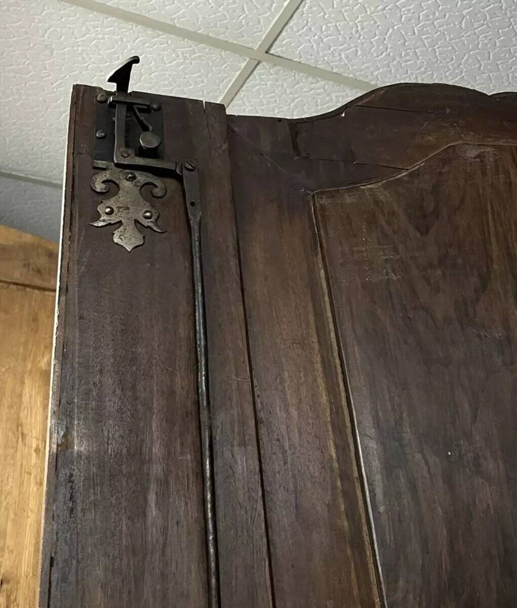 Very important Lyonnais wardrobe from the Louis XV period in solid walnut / height 295 cm