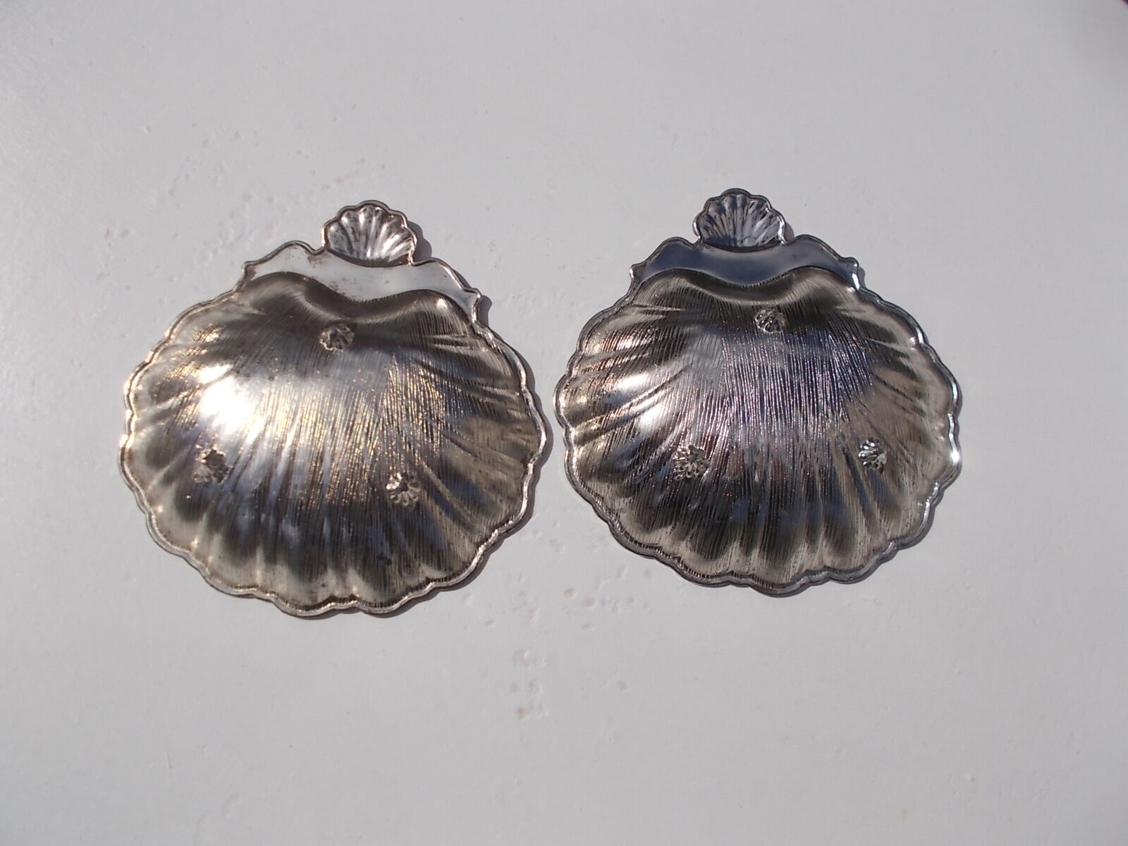 Set of 2 cups shaped metal shell