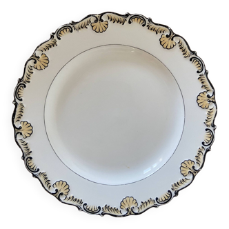 Assiette en porcelaine KPM décor en relief coquillages