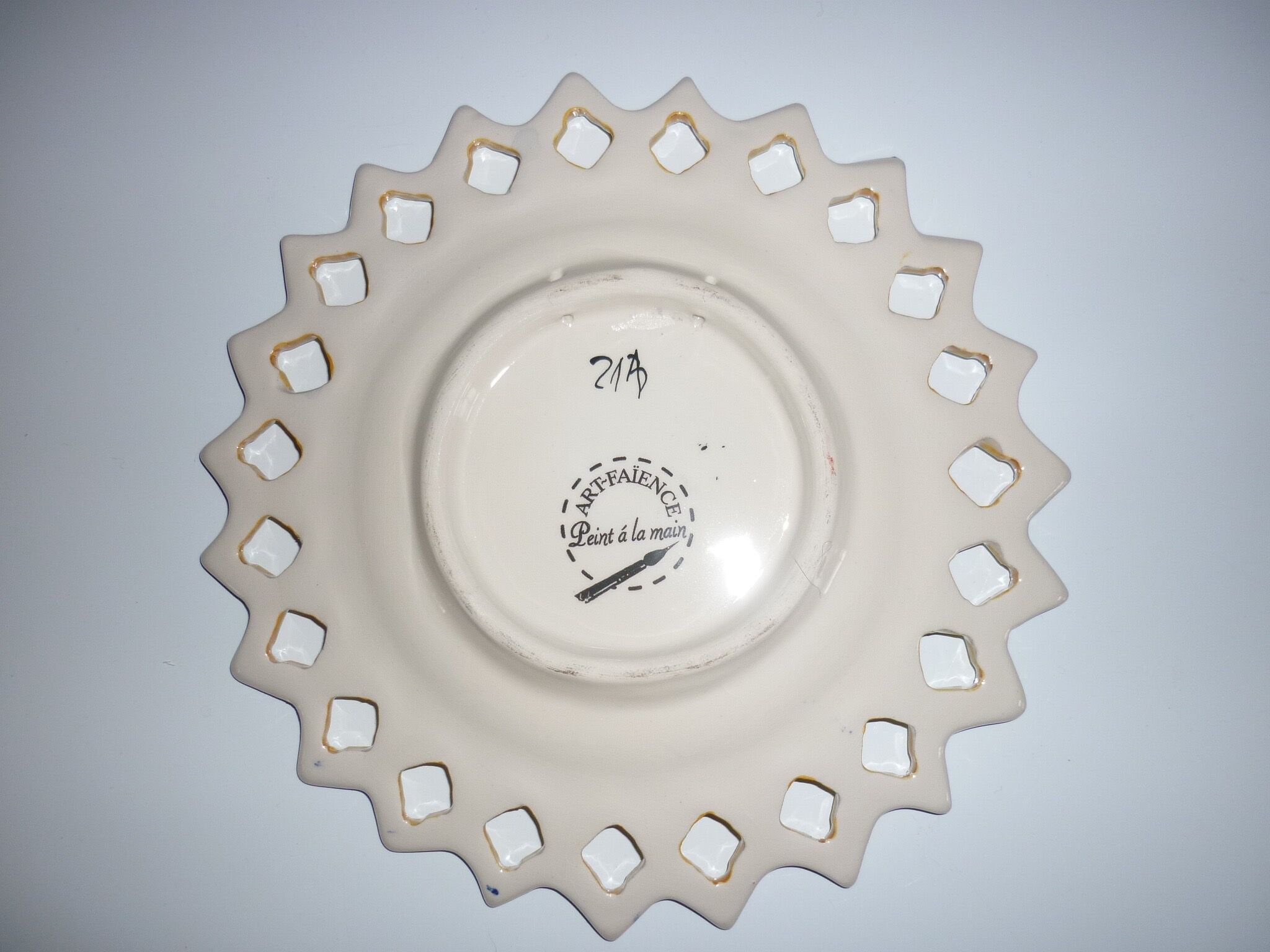 Assiette à beurre ajourée