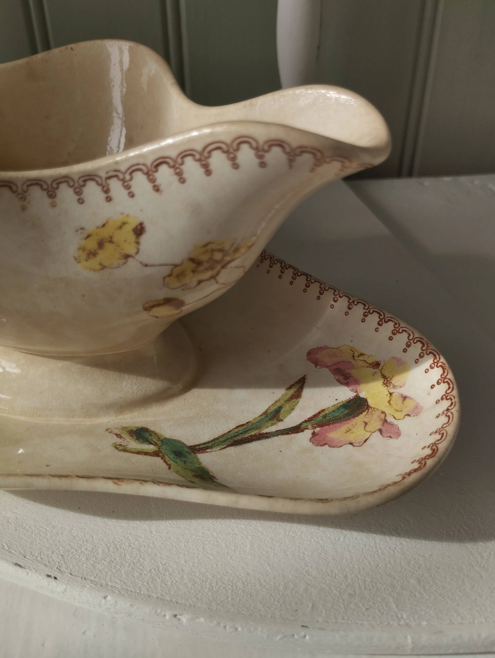 Longwy "Mésange" - Sauce boat on a polychrome ironstone base