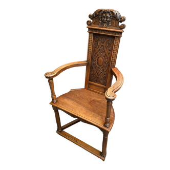 Fauteuil caquetoire en noyer massif sculpté de style Renaissance