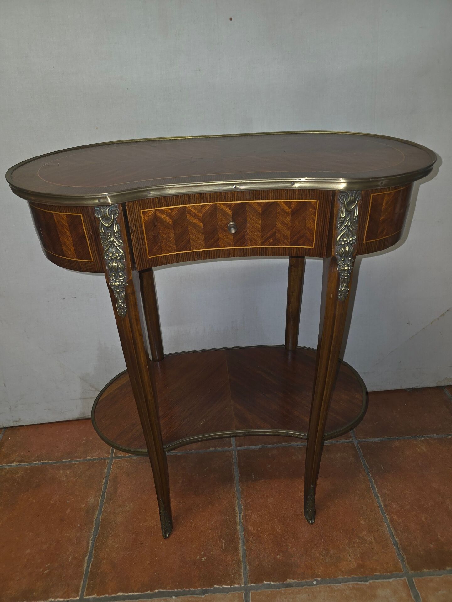 Kidney-shaped side table in Louis XVI style with marquetry.