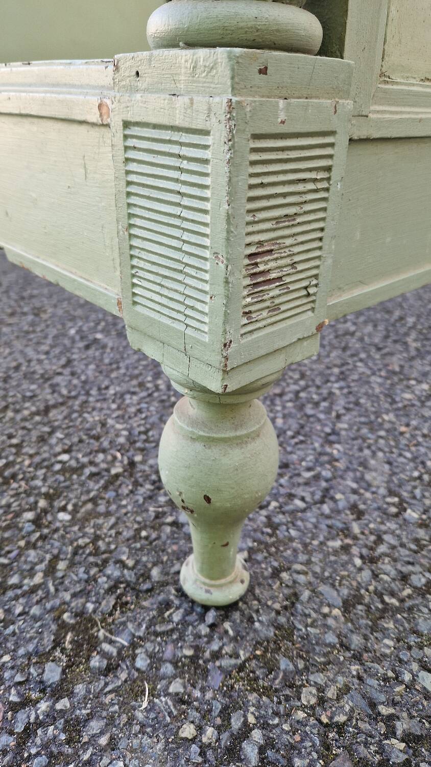 Lacquered Directory bed