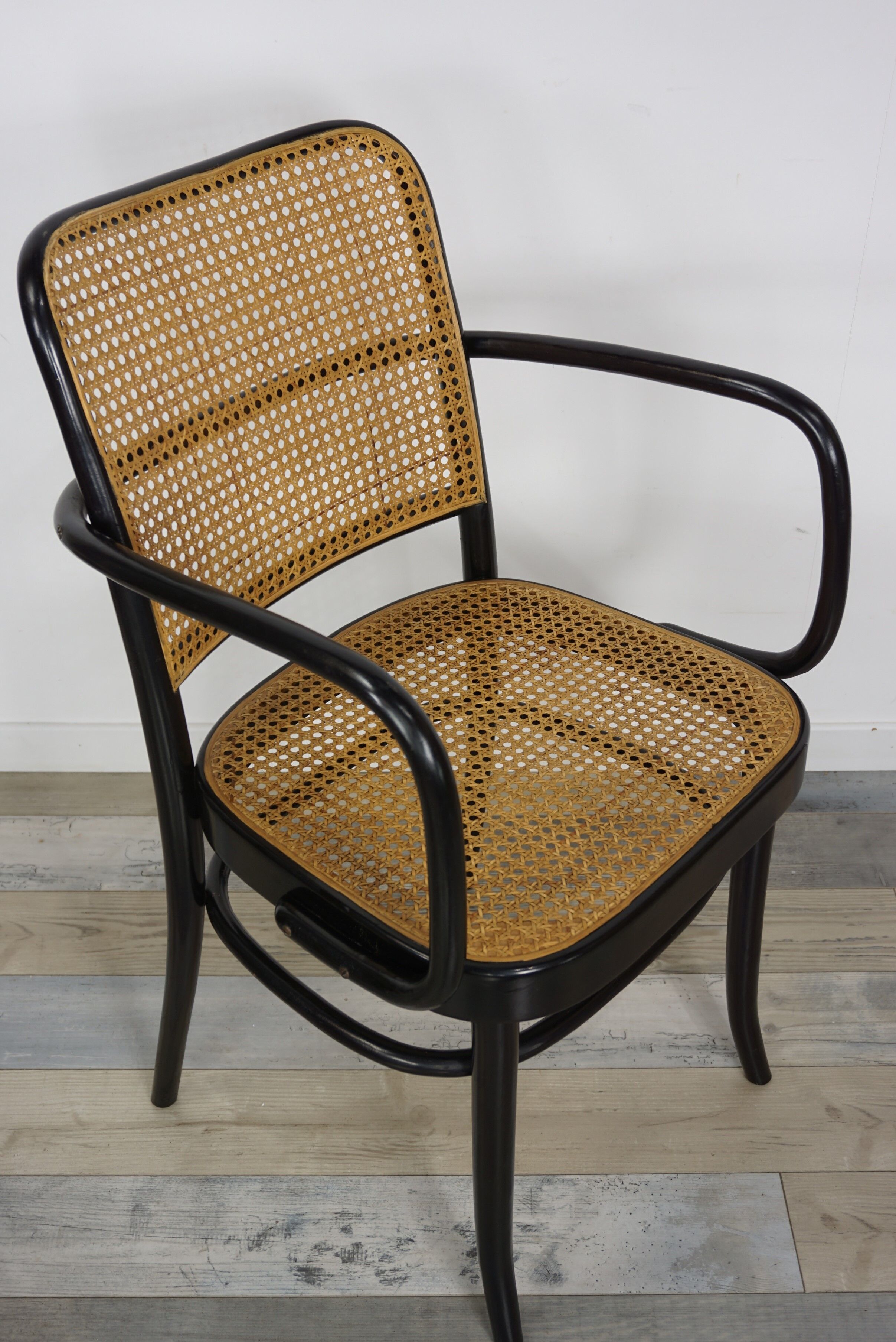 Fauteuil 811 design Josef Hoffmann en bois courbé noir et cannage