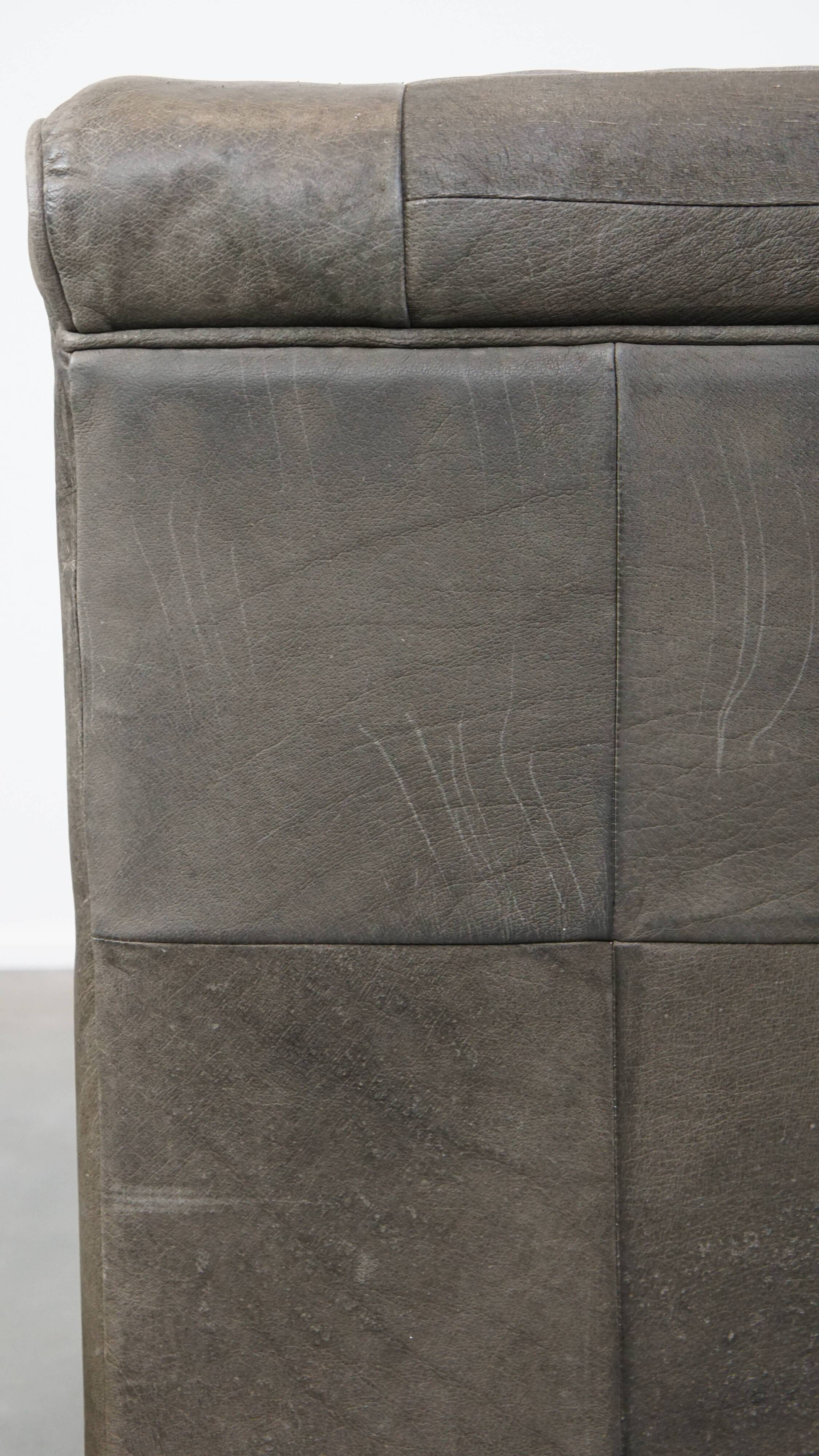 Canapé design modulable en cuir gris, 3 modules et 1 repose-pieds