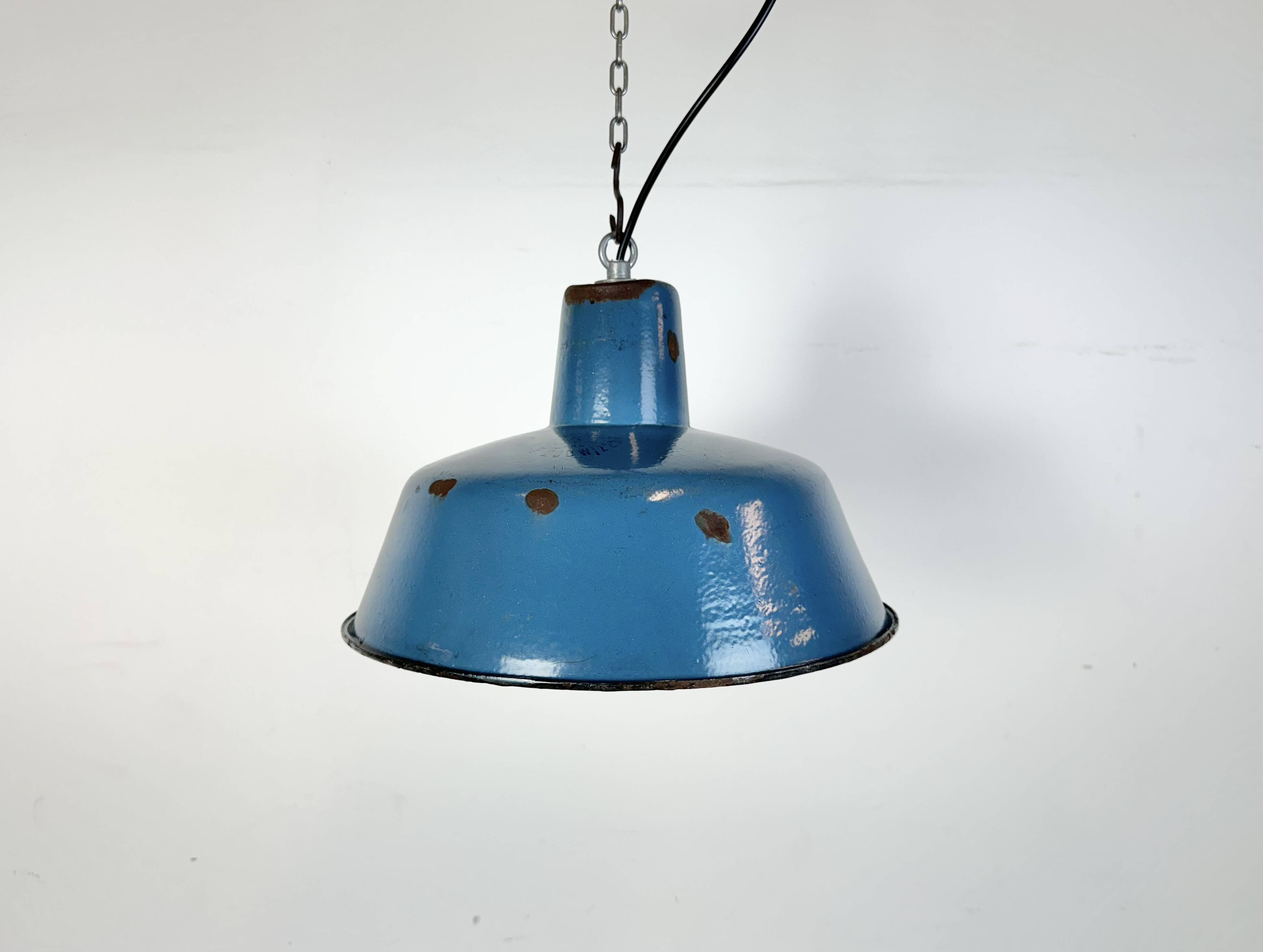 Lampe à suspension industrielle en émail bleu, années 1960