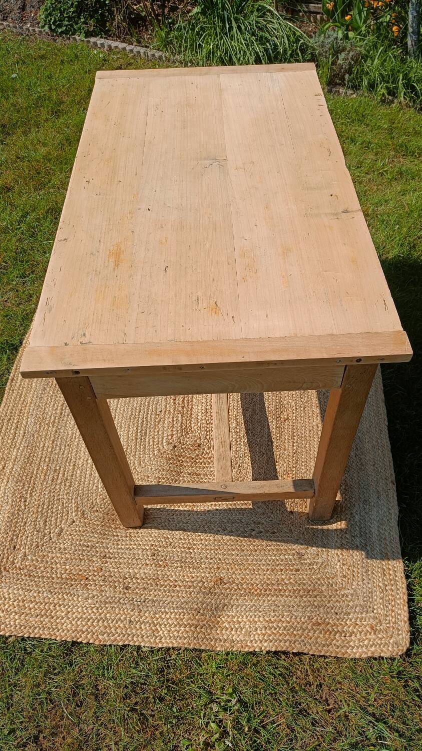 Old solid wood farmhouse table – chic country spirit
