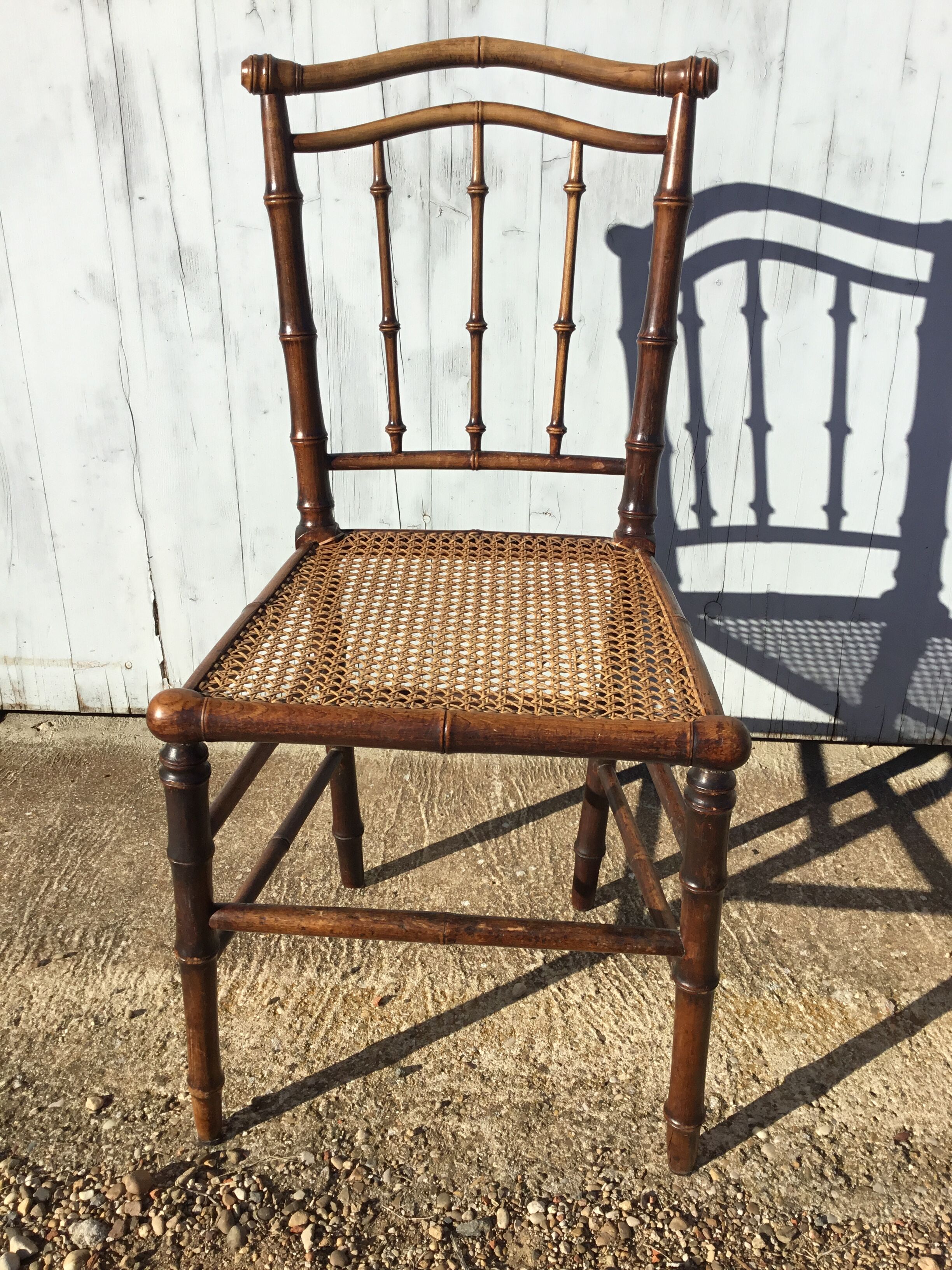 Chaise en bambou cannée