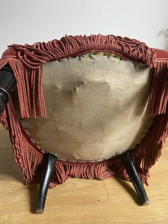 Fauteuil crapaud vintage rose framboise en velours à franges