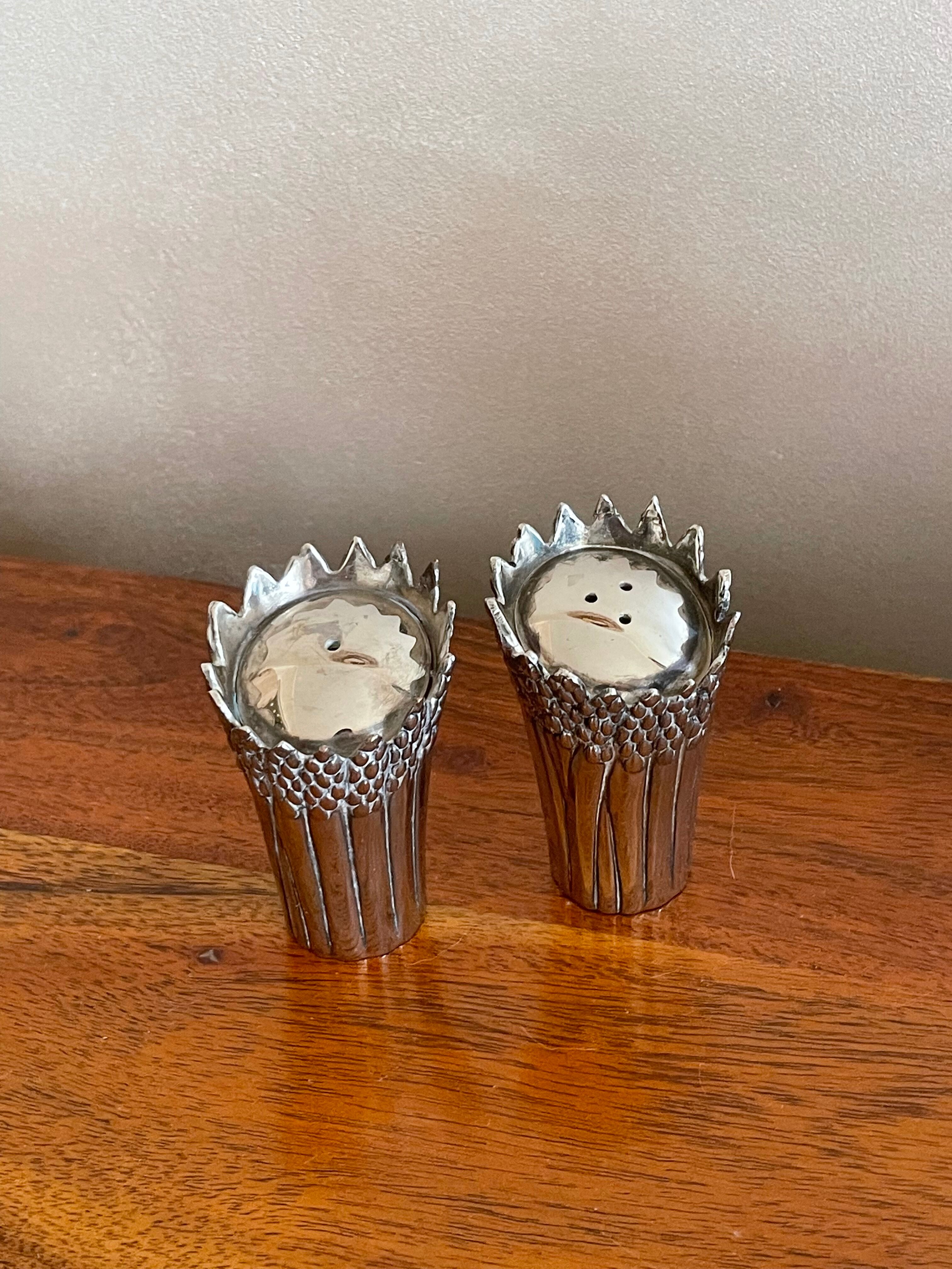 Silver metal pepper salt shaker duo