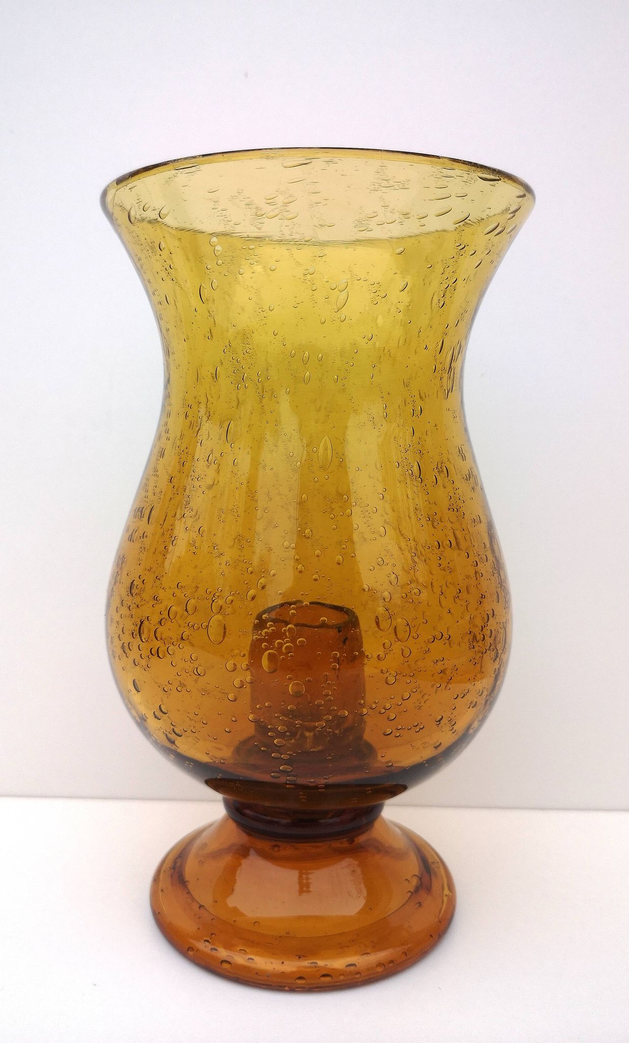 Bougeoir photophore Biot en verre ambré soufflé, bullé