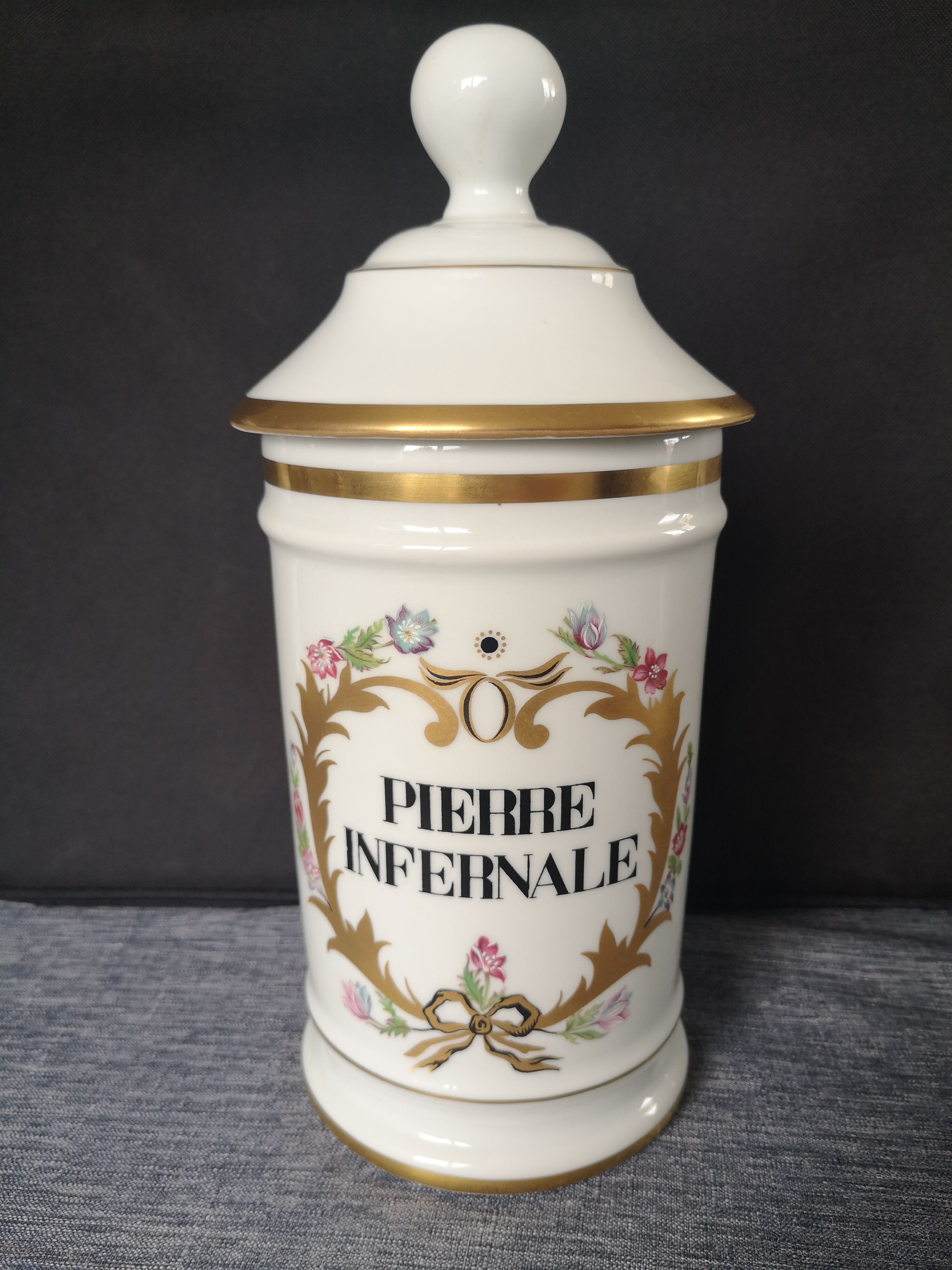 Pharmaceutical jar in limoges porcelain, "infernal stone"