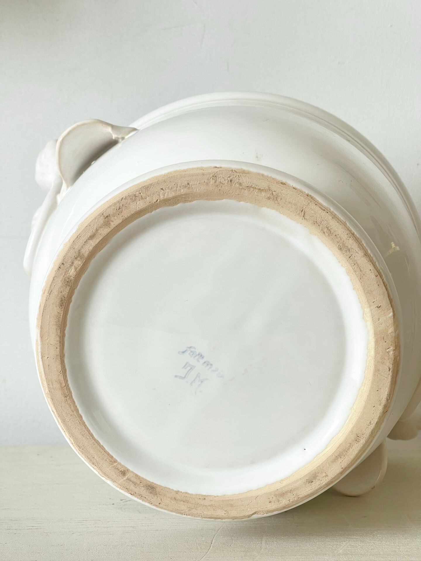 Cache pot en faïence blanche
