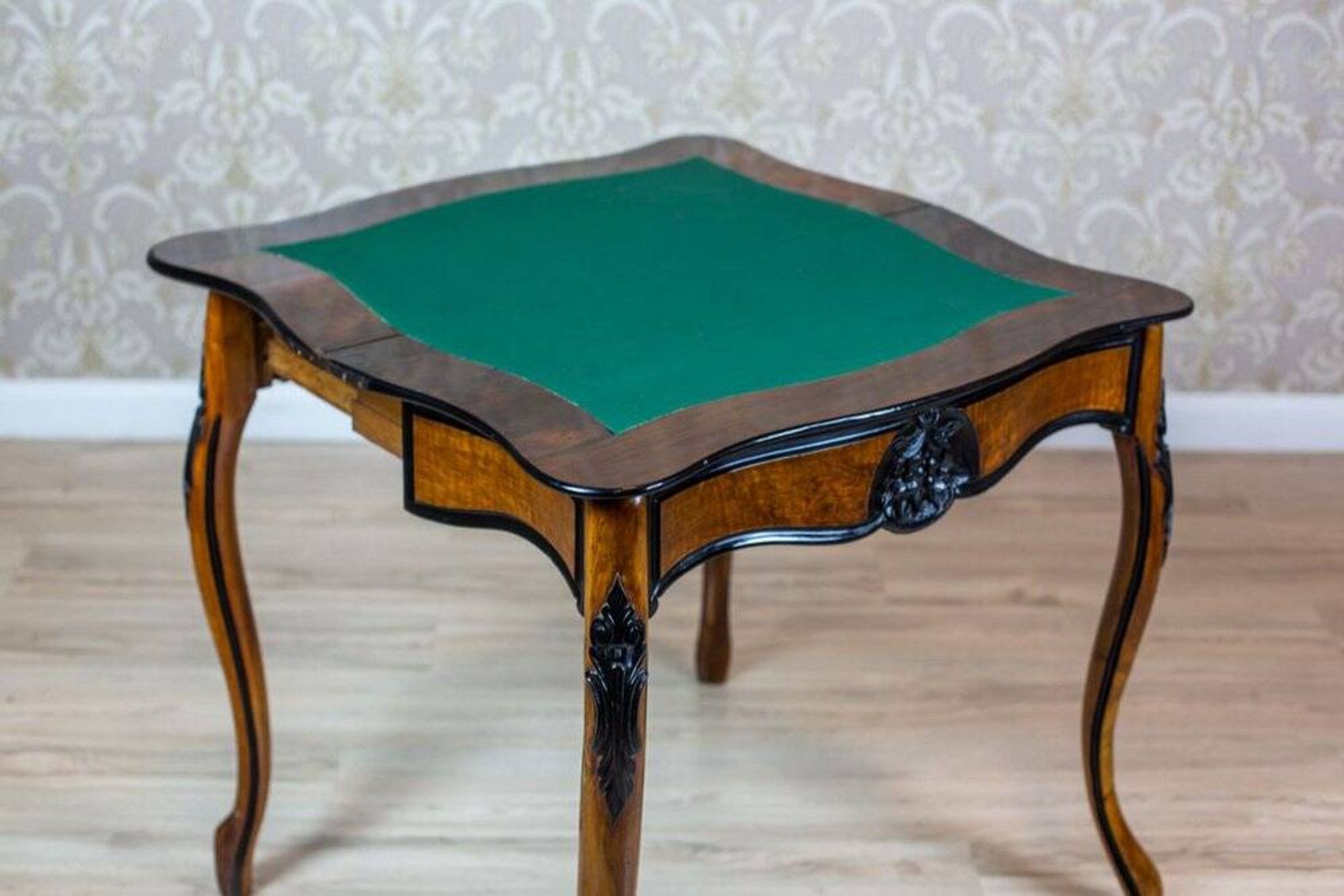 Table de jeu en noyer Louis Philippe antique, années 1890.