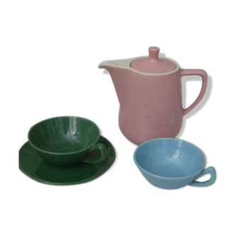 Coffee service consisting of a pink earthenware coffee maker melitta and two cups in vintage faience 50