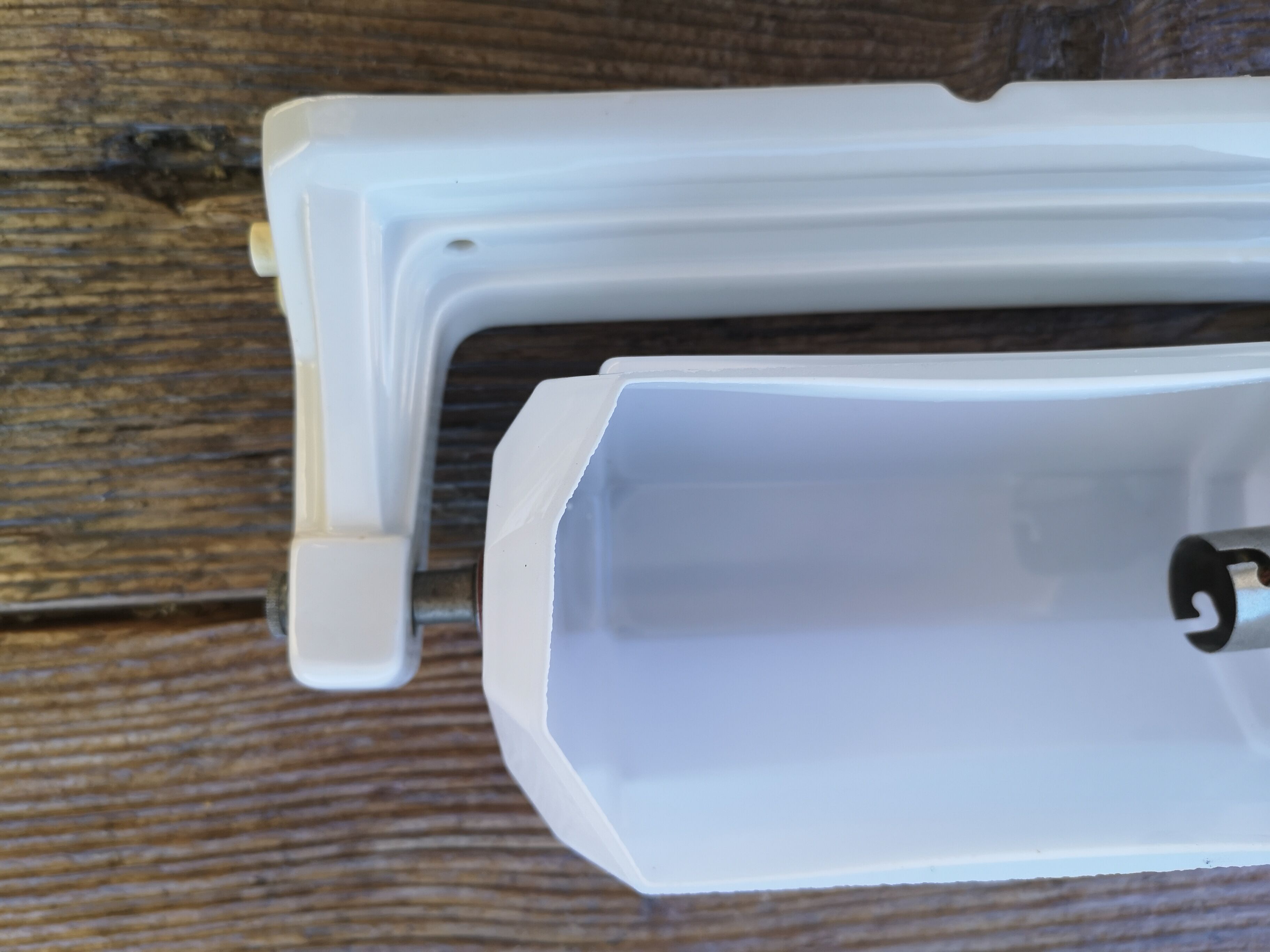 Art deco bathroom apply in porcelain and white opaline